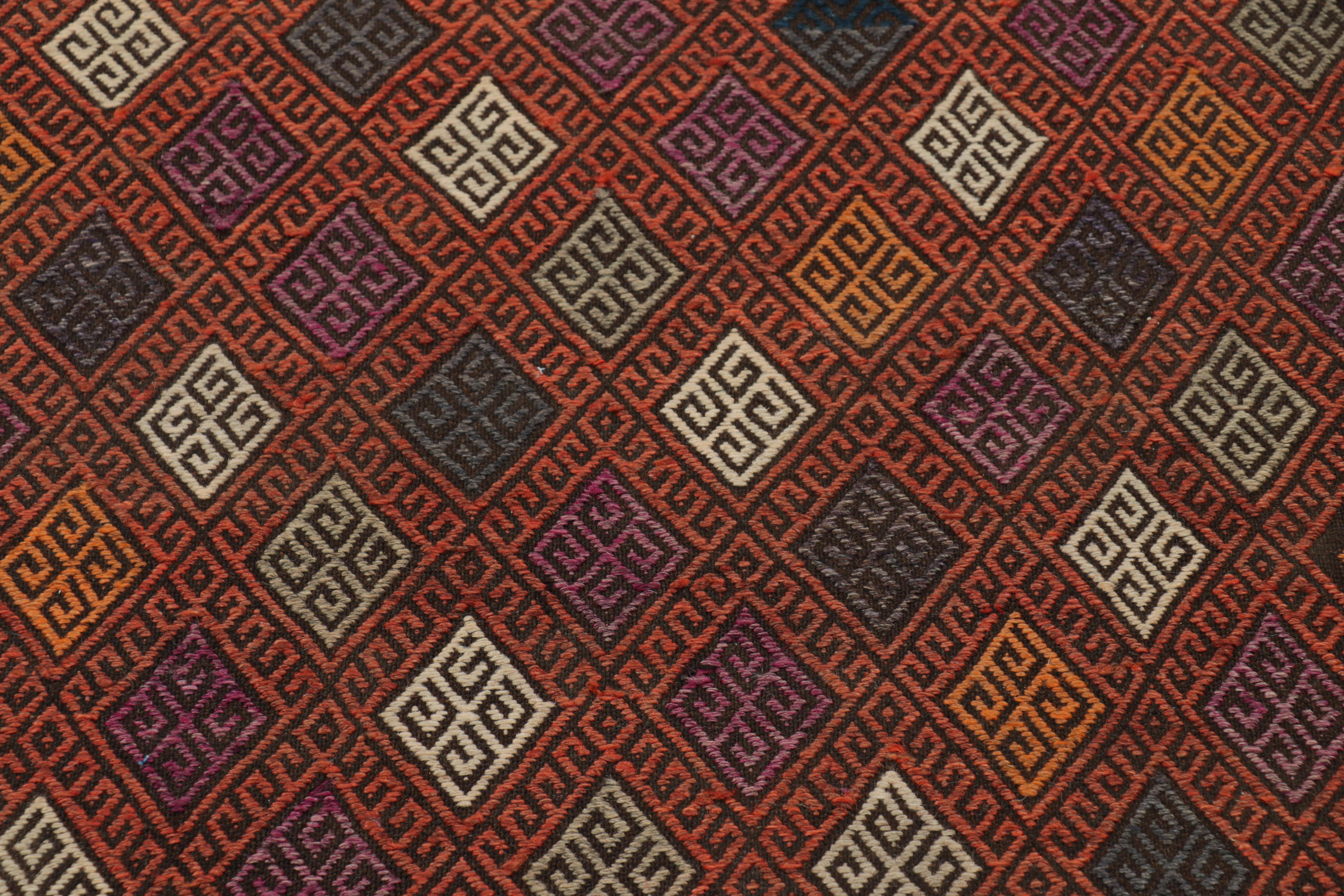 Tribale Rug & Kilim - Tappeto Runner Kilim contemporaneo con motivo geometrico policromatico in vendita