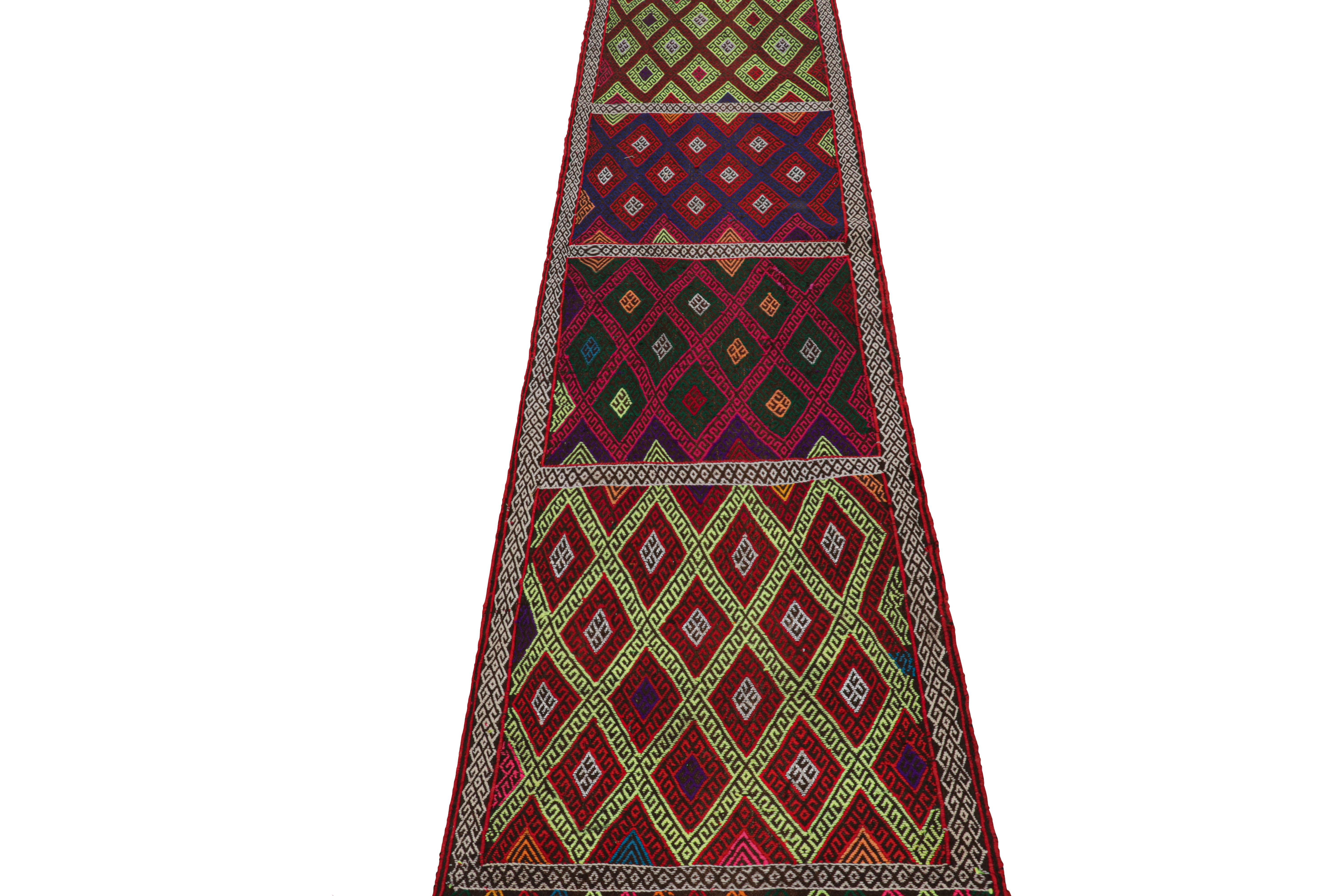 Tessuto a mano Rug & Kilim - Tappeto Runner Kilim contemporaneo con motivo geometrico policromatico in vendita