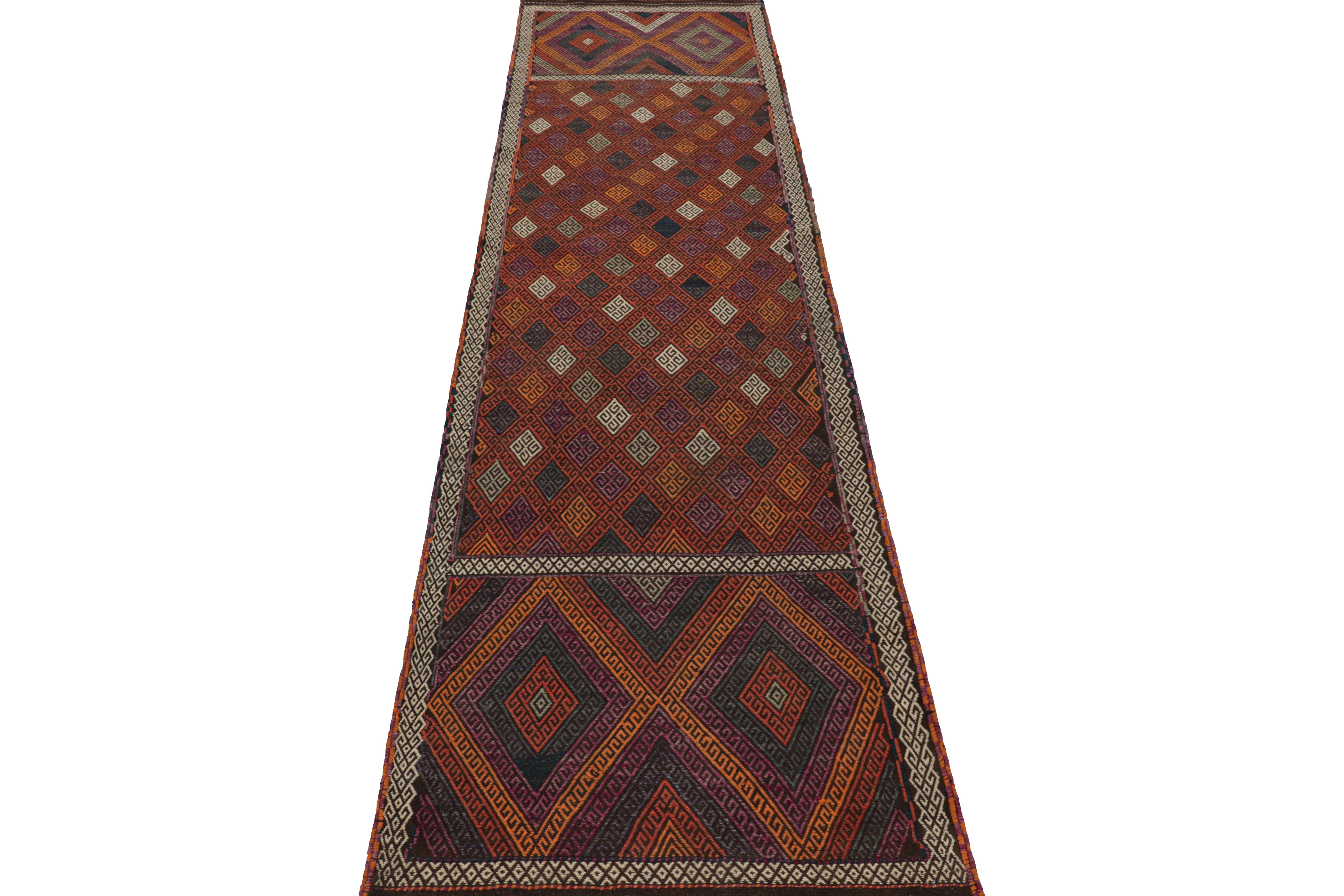 Tessuto a mano Rug & Kilim - Tappeto Runner Kilim contemporaneo con motivo geometrico policromatico in vendita