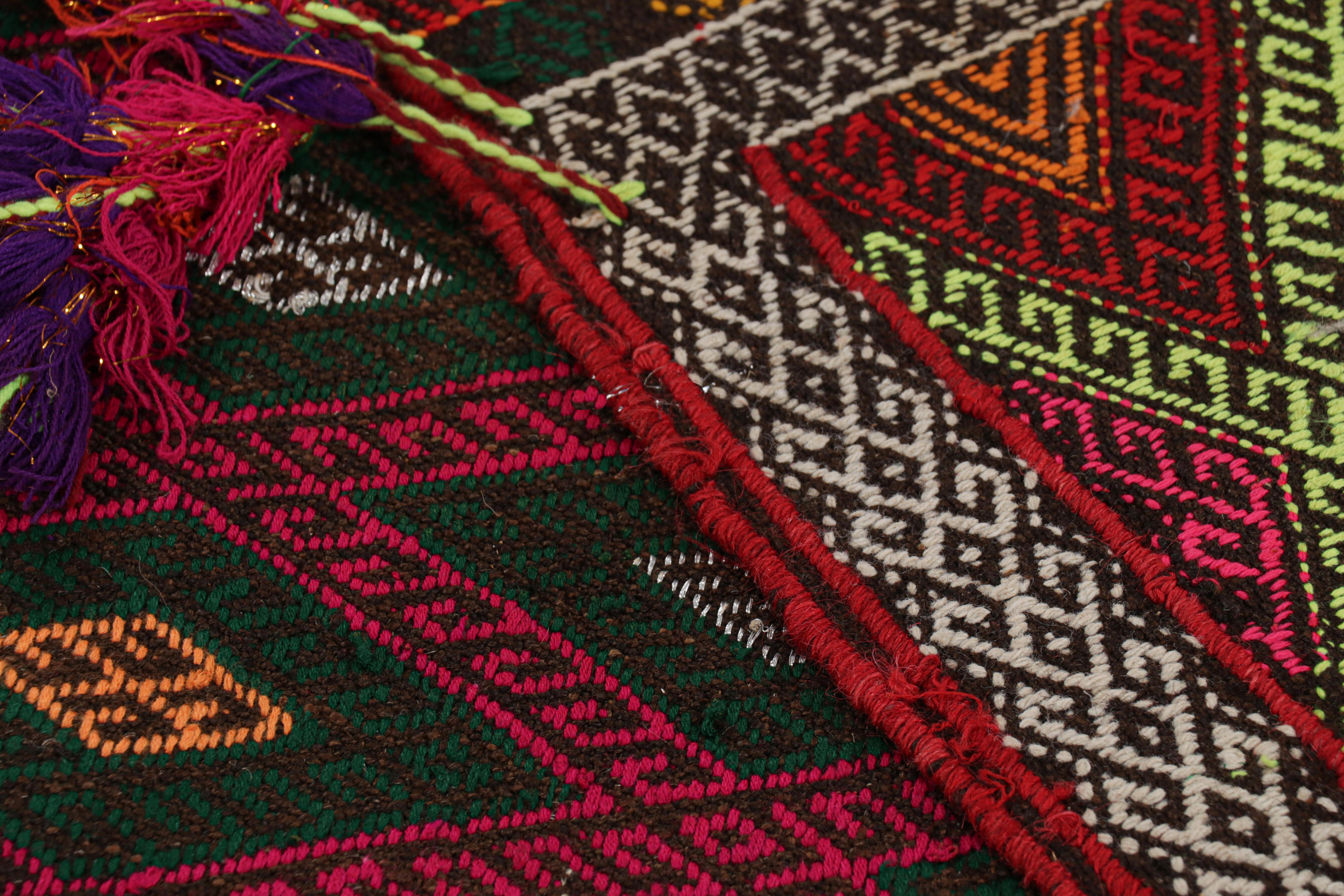 XXI secolo e contemporaneo Rug & Kilim - Tappeto Runner Kilim contemporaneo con motivo geometrico policromatico in vendita