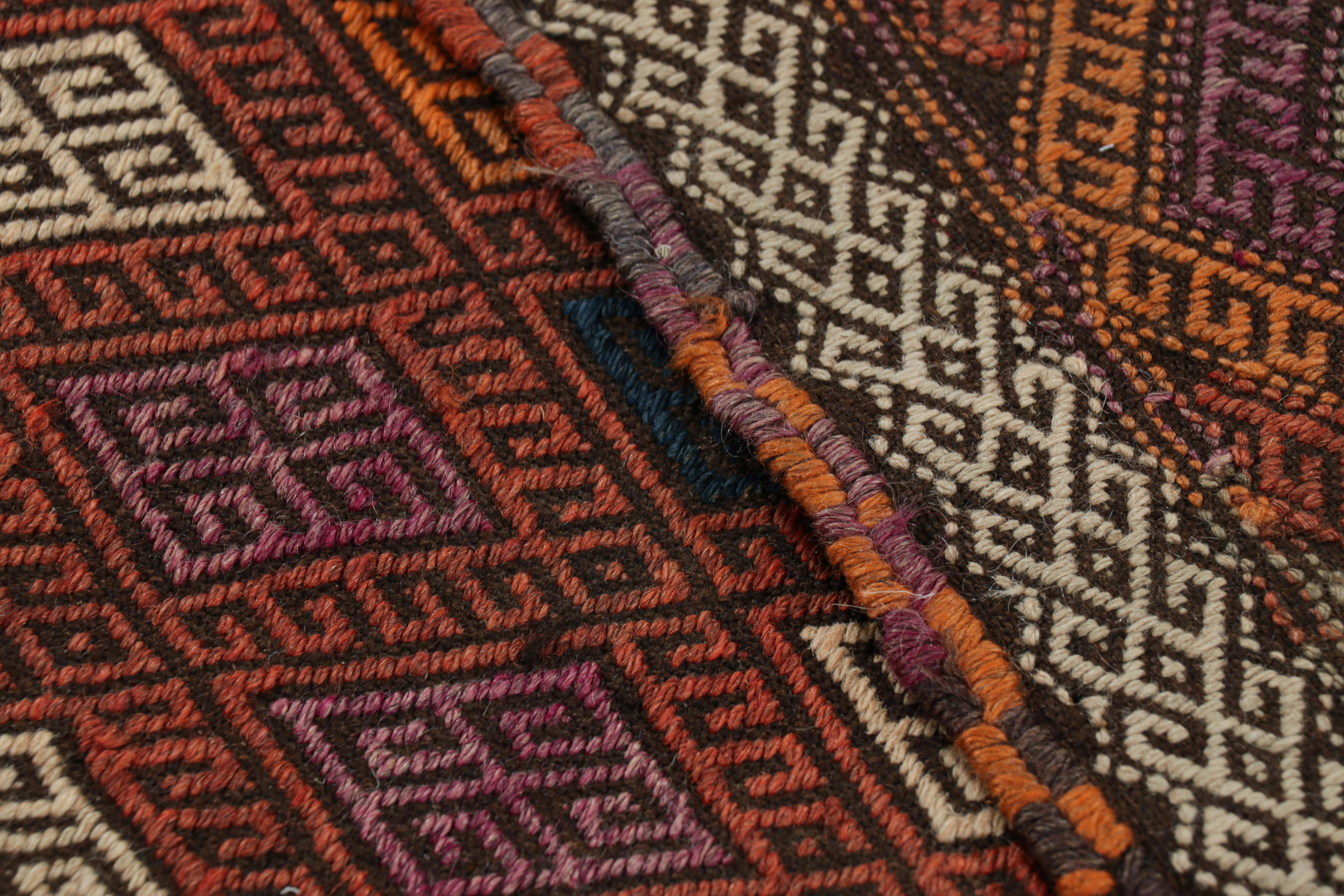 XXI secolo e contemporaneo Rug & Kilim - Tappeto Runner Kilim contemporaneo con motivo geometrico policromatico in vendita