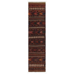 Alfombra contemporánea Rug & Kilim con rayas geométricas policromáticas