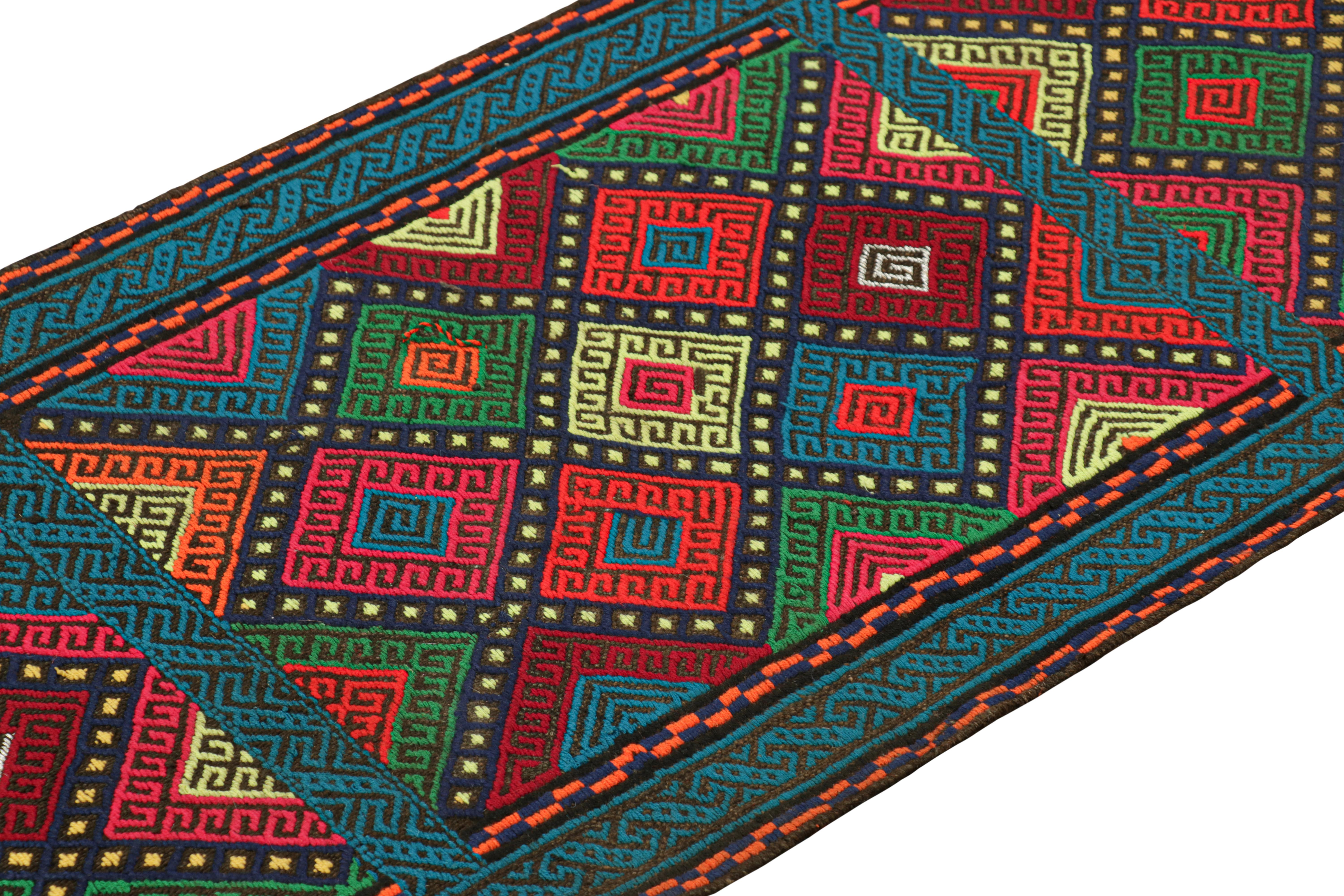 Tissé à la main en laine, ce tapis de course géométrique moderne en kilim 2x6 représente une nouvelle ligne de tapis tribaux dans la Collection Modern Classics de Rug & Kilim. Chaque pièce représente le travail de femmes tisseuses en Afghanistan,