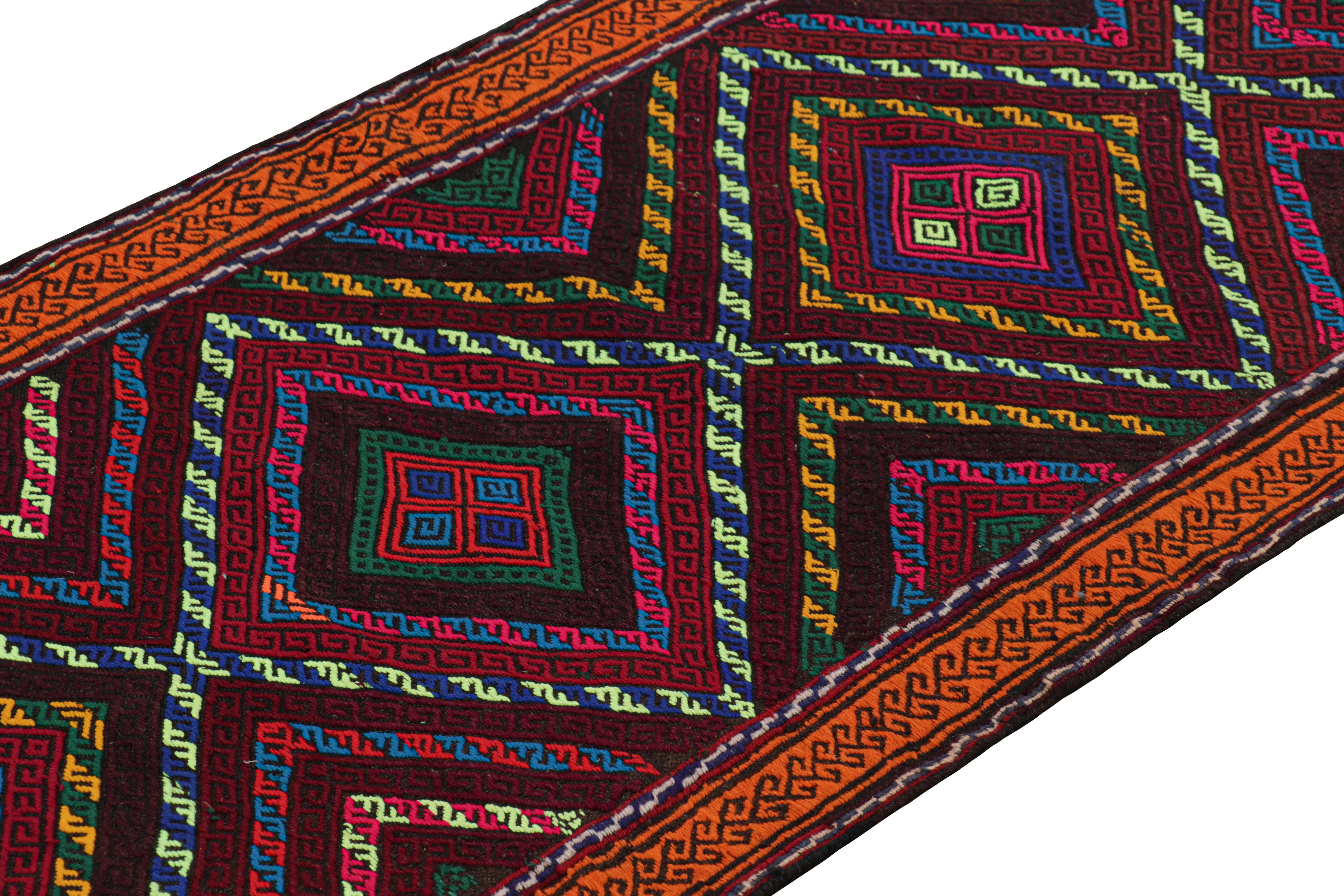 Tessuto a mano in lana, questo tappeto runner kilim geometrico moderno 2x10 rappresenta una nuova linea di tappeti tribali della Modern Classics Collection di Rug & Kilim. Ogni pezzo rappresenta il lavoro delle donne tessitrici dell'Afghanistan, che