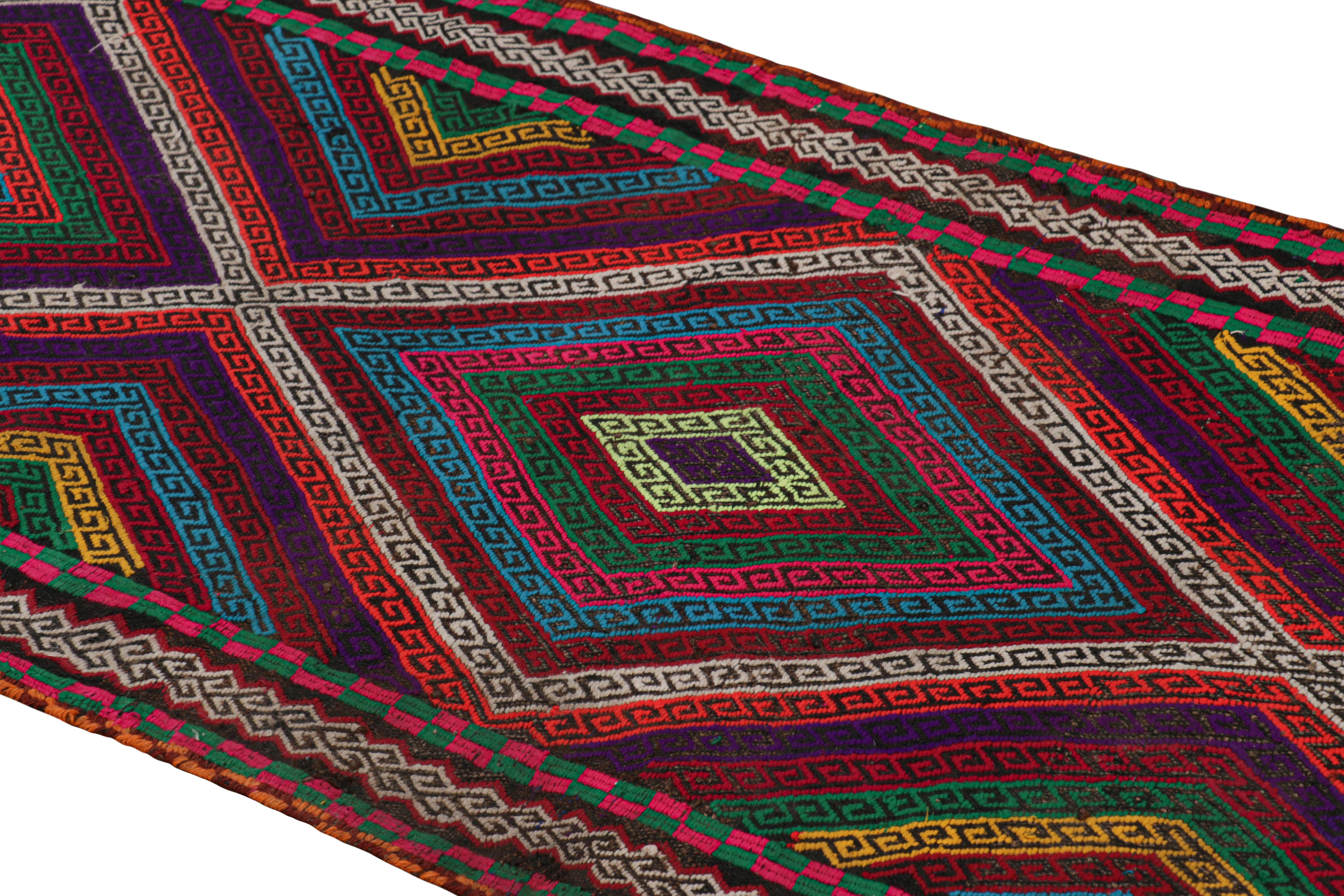 Tissé à la main en laine, ce tapis de course géométrique moderne en kilim de 2x8 représente une nouvelle ligne de tapis tribaux dans la Collection Modern Classics de Rug & Kilim. Chaque pièce représente le travail de femmes tisseuses en Afghanistan,