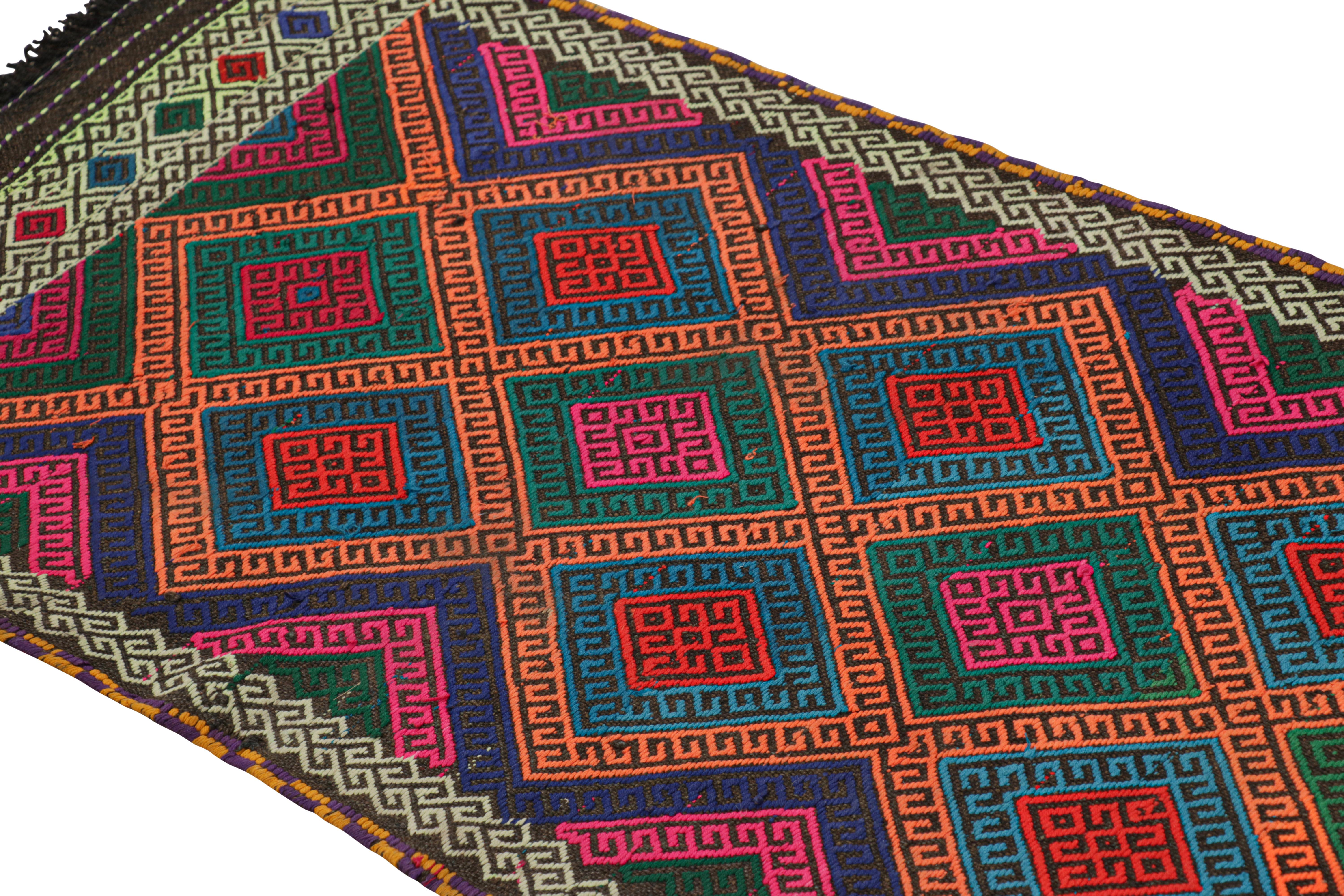 Dieser moderne, geometrische 2x9 Kelim-Läufer aus handgewebter Wolle repräsentiert eine neue Linie von Stammesteppichen in der Modern Classics Collection'S von Rug & Kilim. Jedes Stück repräsentiert die Arbeit von Weberinnen in Afghanistan, die die