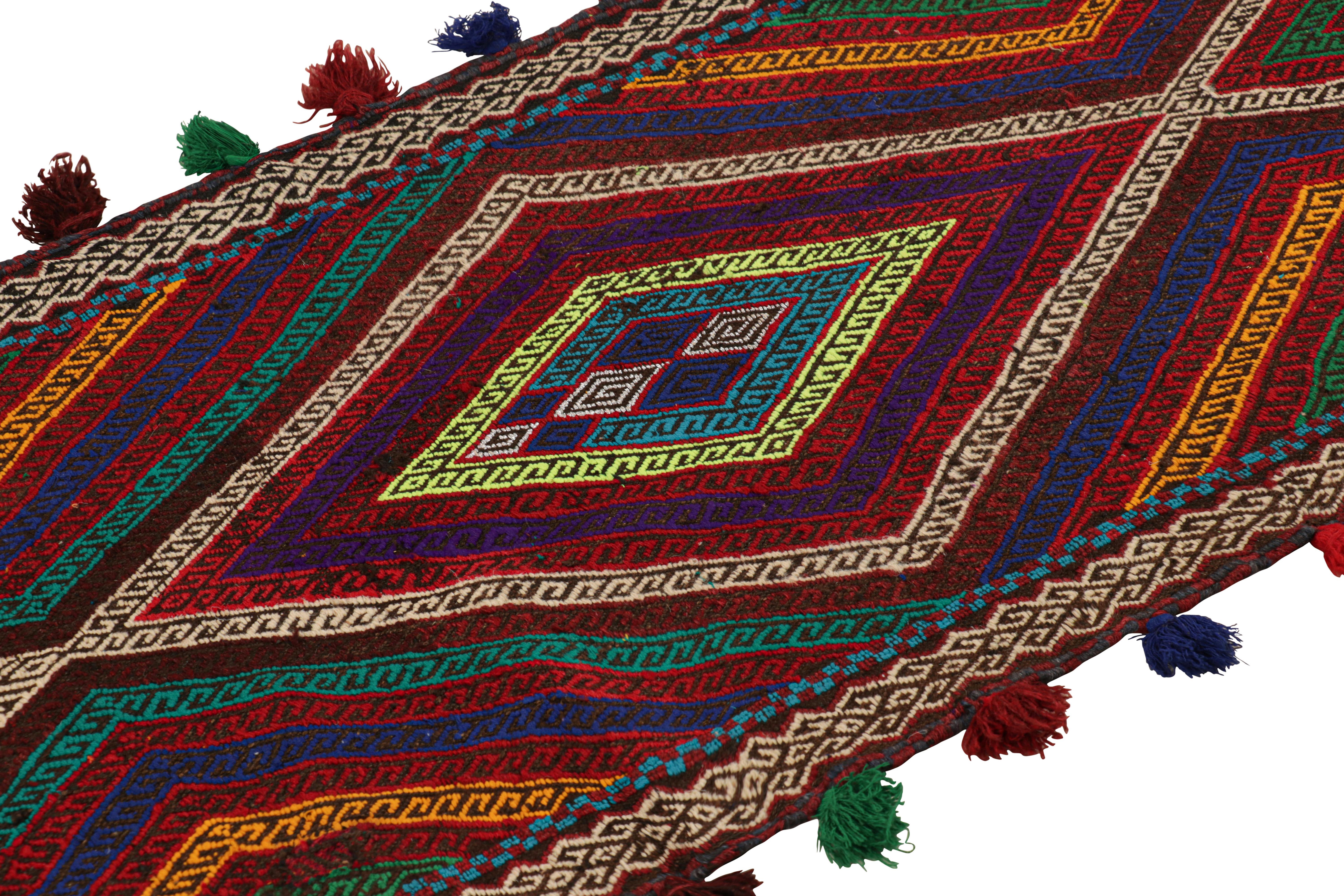 Tessuto a mano in lana, questo tappeto runner kilim moderno 2x8 rappresenta una nuova linea di tappeti tribali della Modern Classics Collection di Rug & Kilim. Ogni pezzo rappresenta il lavoro delle donne tessitrici dell'Afghanistan, che conservano