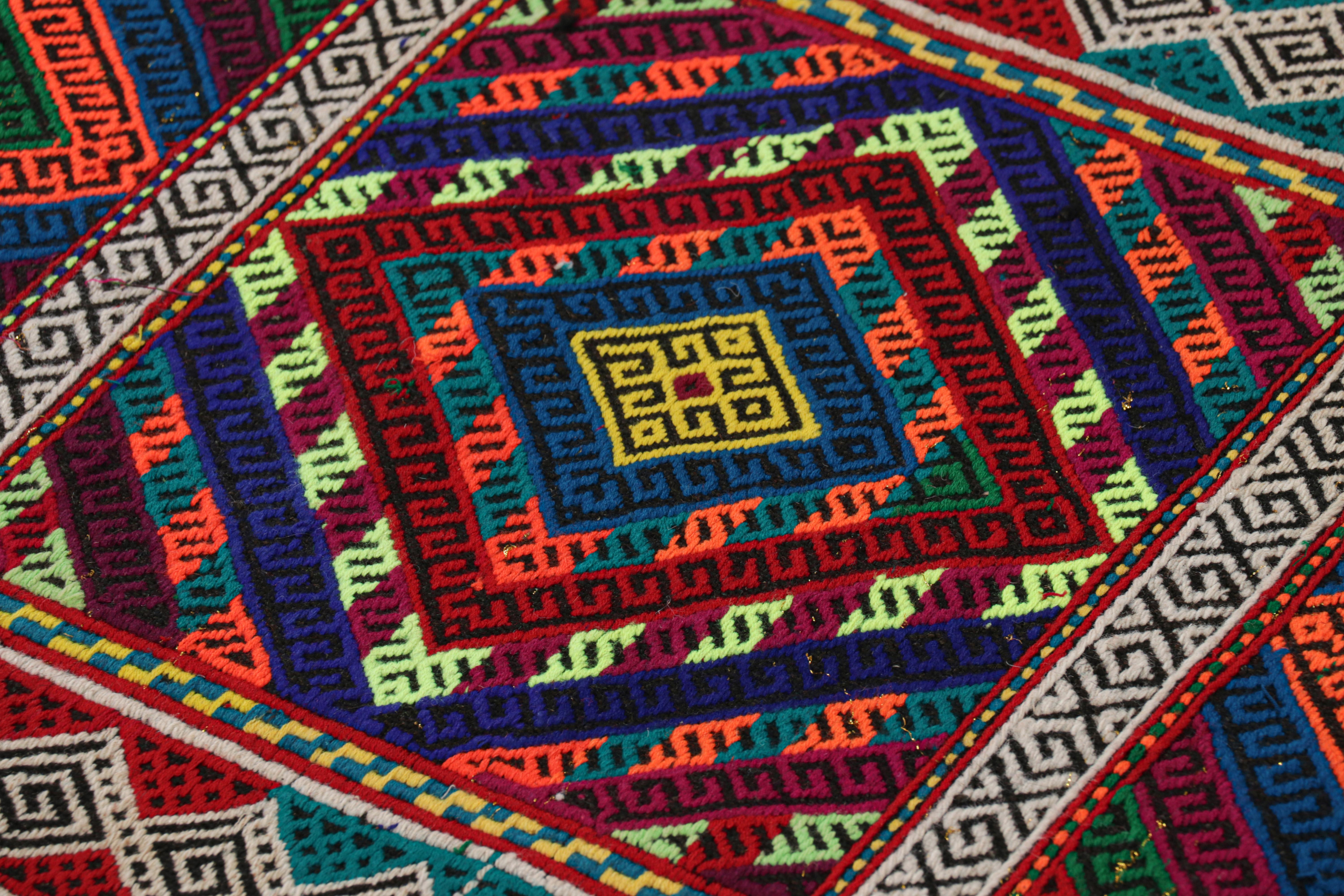 Dieser moderne, geometrische 2x7 Kelim-Läufer aus handgewebter Wolle repräsentiert eine neue Linie von Stammesteppichen in der Modern Classics Collection'S von Rug & Kilim. Jedes Stück repräsentiert die Arbeit von Weberinnen in Afghanistan, die die