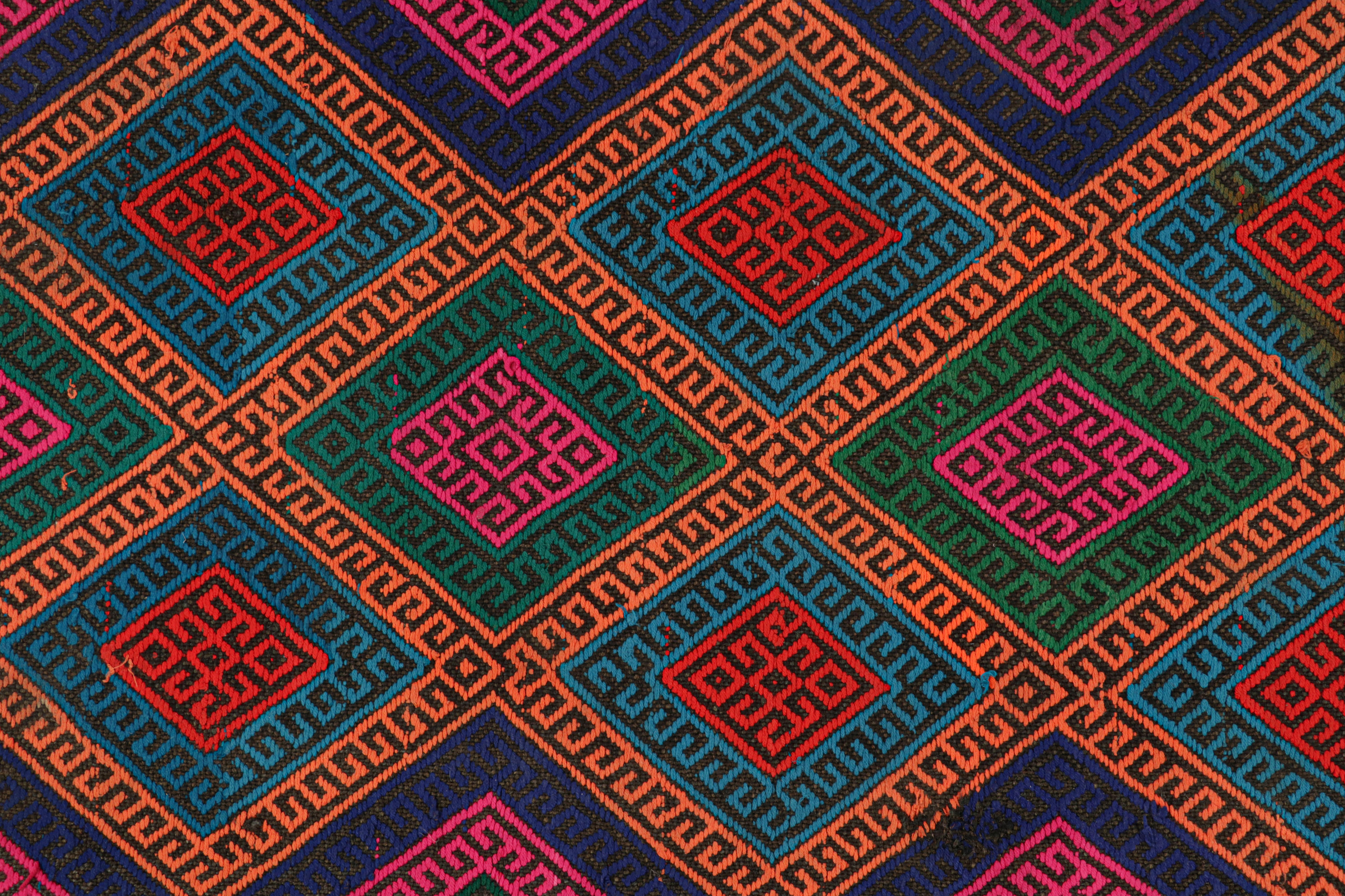 Traves de Mesa Contemporáneo de Rug & Kilim con Medallones Geométricos Policromáticos Tribal en venta