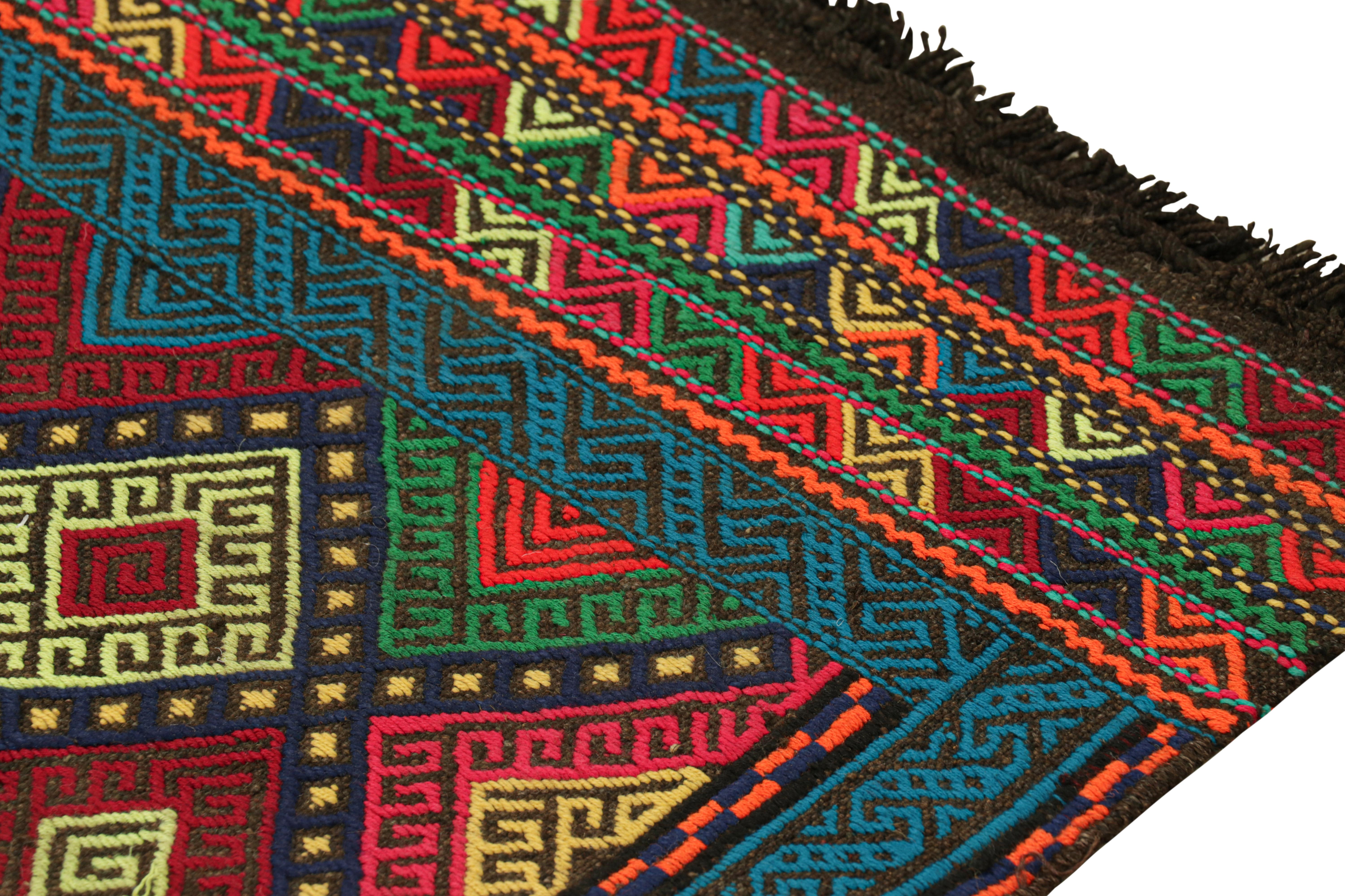 Tribal Tapis de course contemporain en Kilim de Rug & Kilim avec médaillons géométriques polychromes en vente