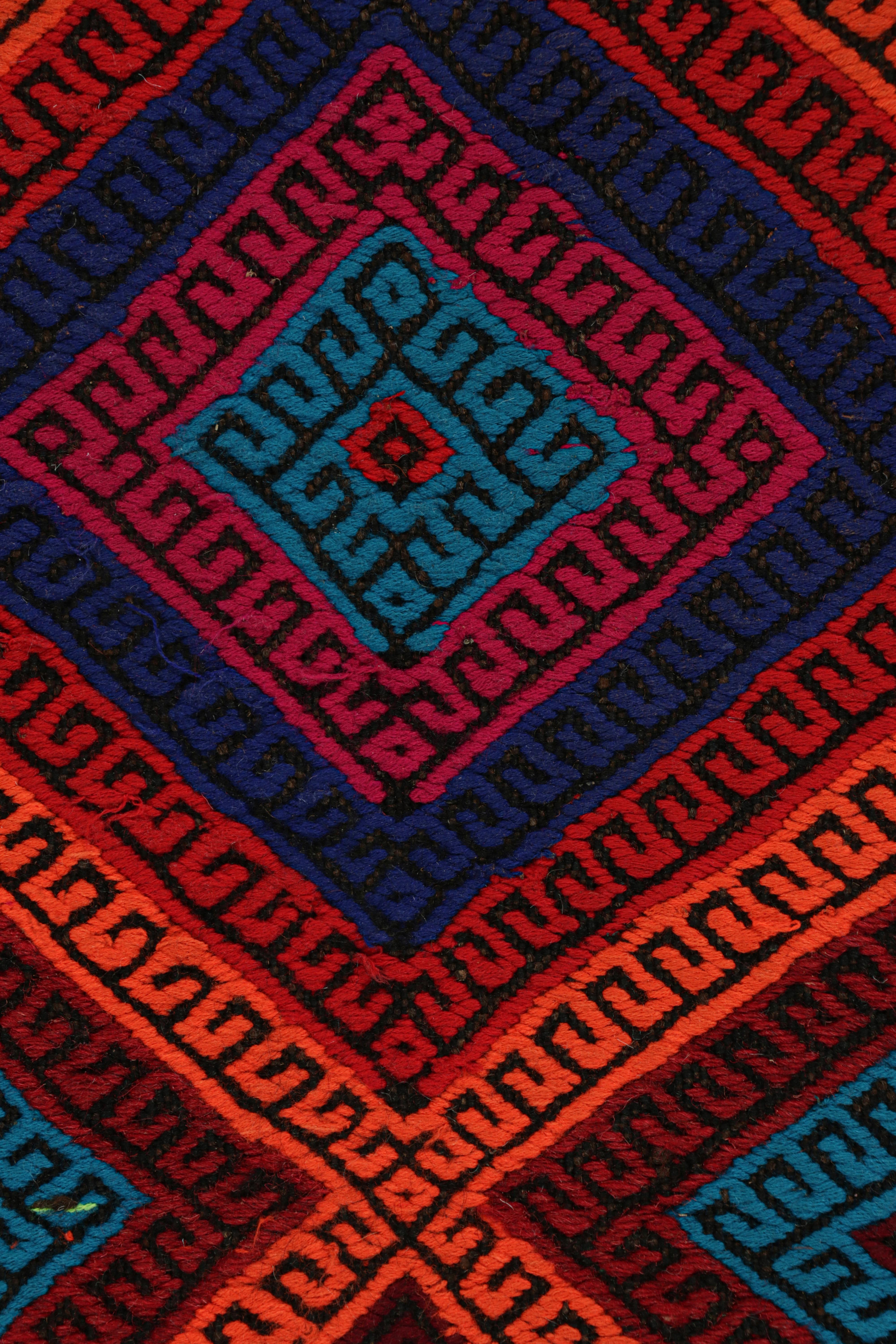 Traves de Mesa Contemporáneo de Rug & Kilim con Medallones Geométricos Policromáticos Tribal en venta