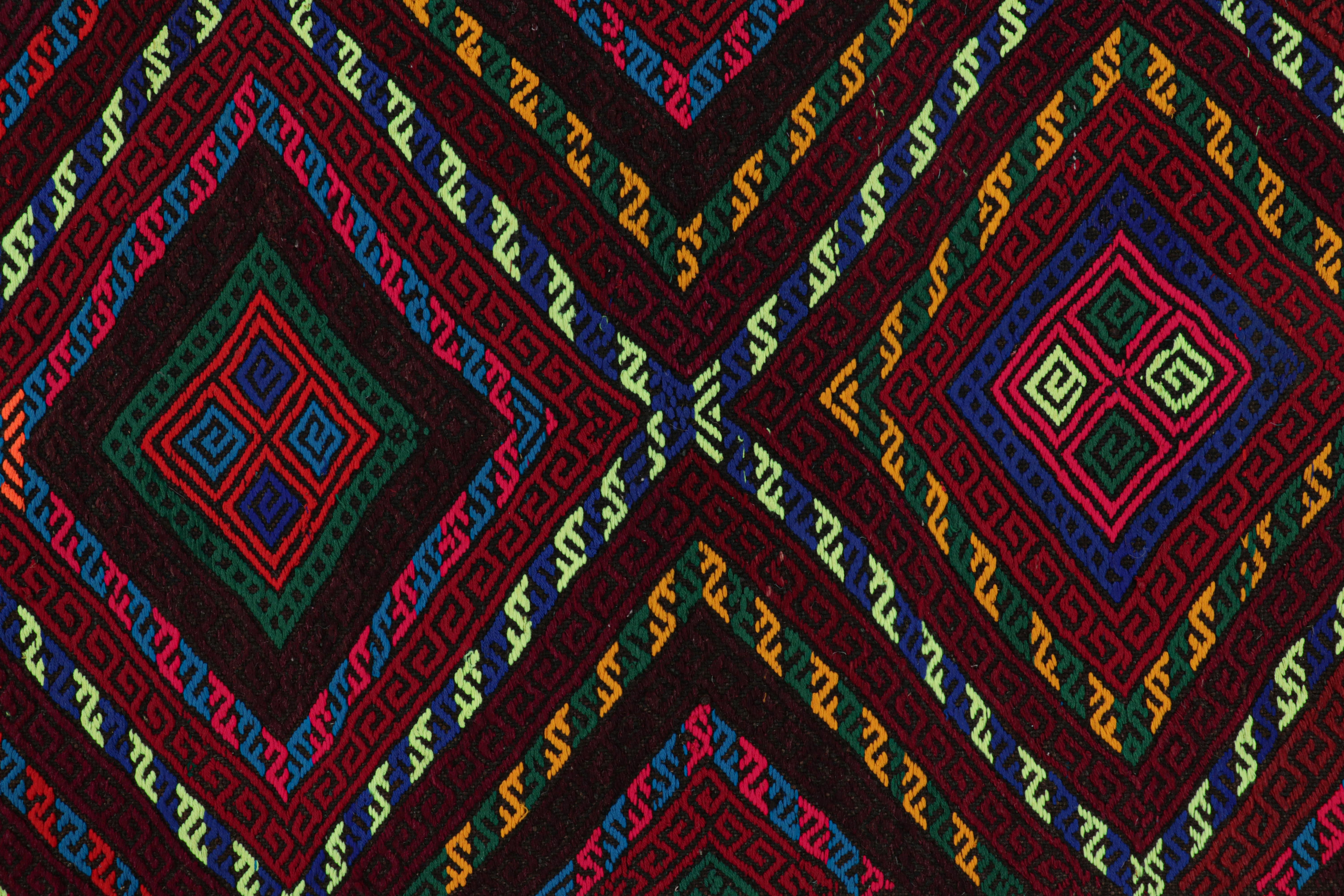 Tribale Rug & Kilim - Runner in kilim contemporaneo con medaglioni geometrici policromatici in vendita
