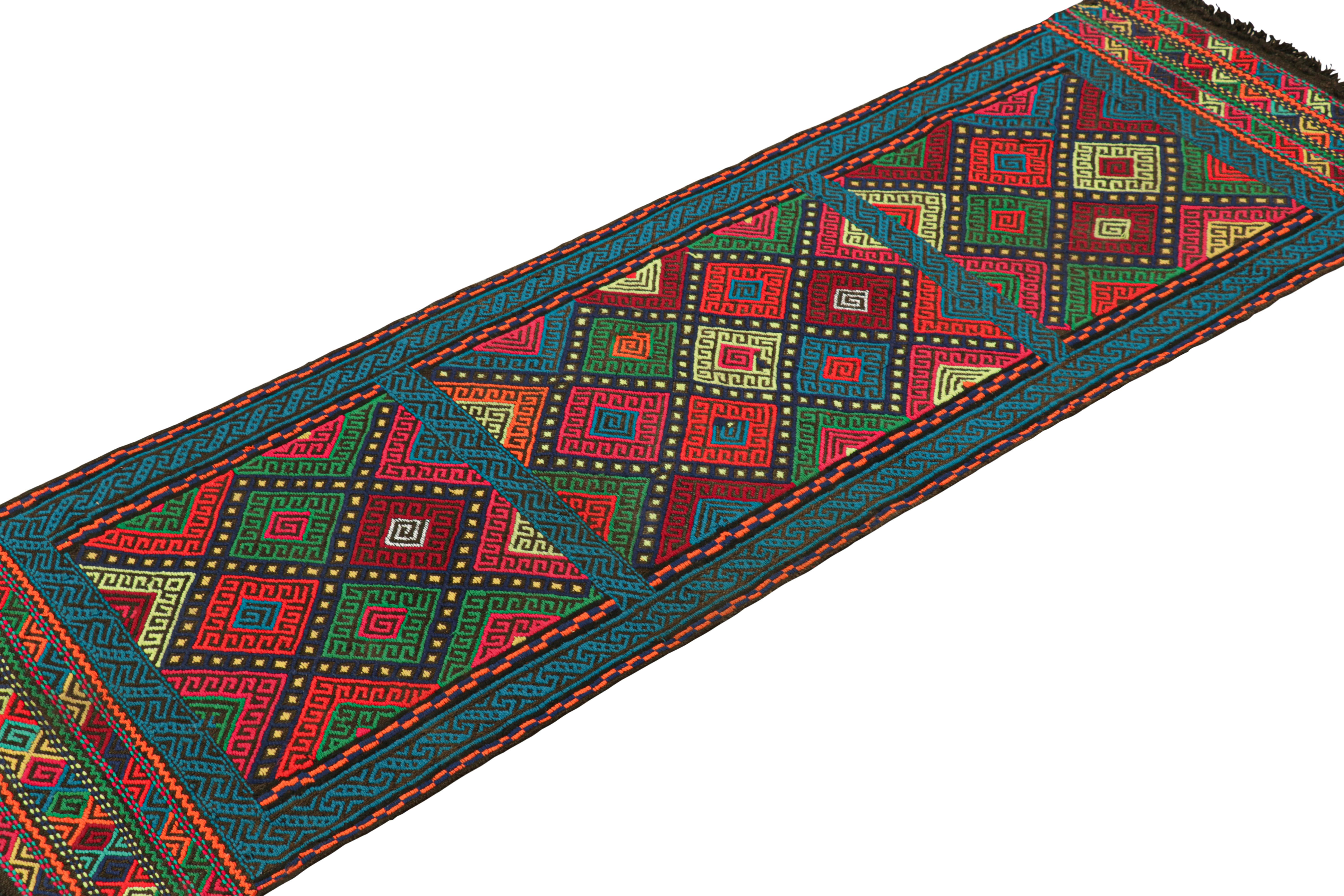 Afghan Tapis de course contemporain en Kilim de Rug & Kilim avec médaillons géométriques polychromes en vente