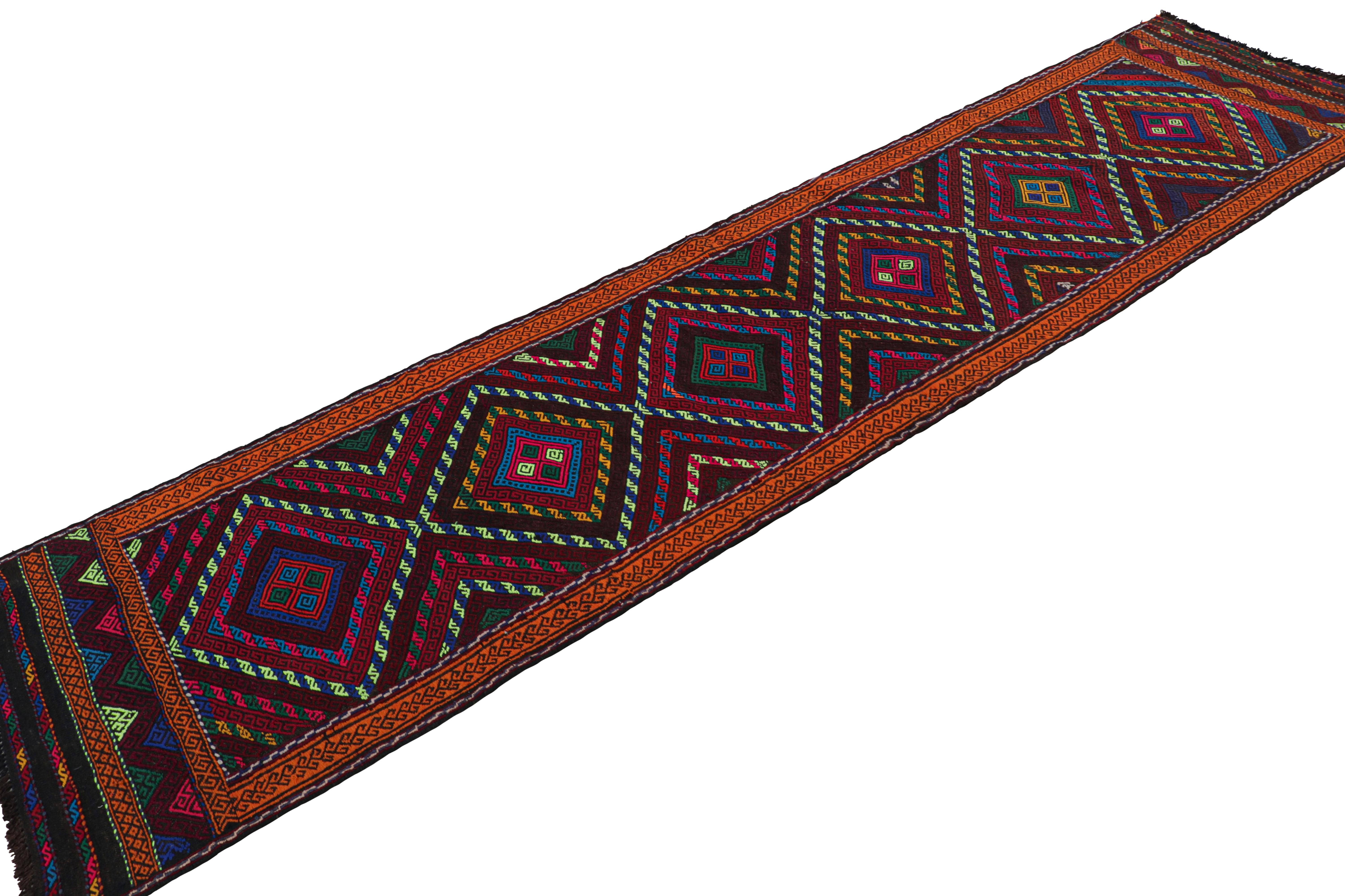 Afghano Rug & Kilim - Runner in kilim contemporaneo con medaglioni geometrici policromatici in vendita