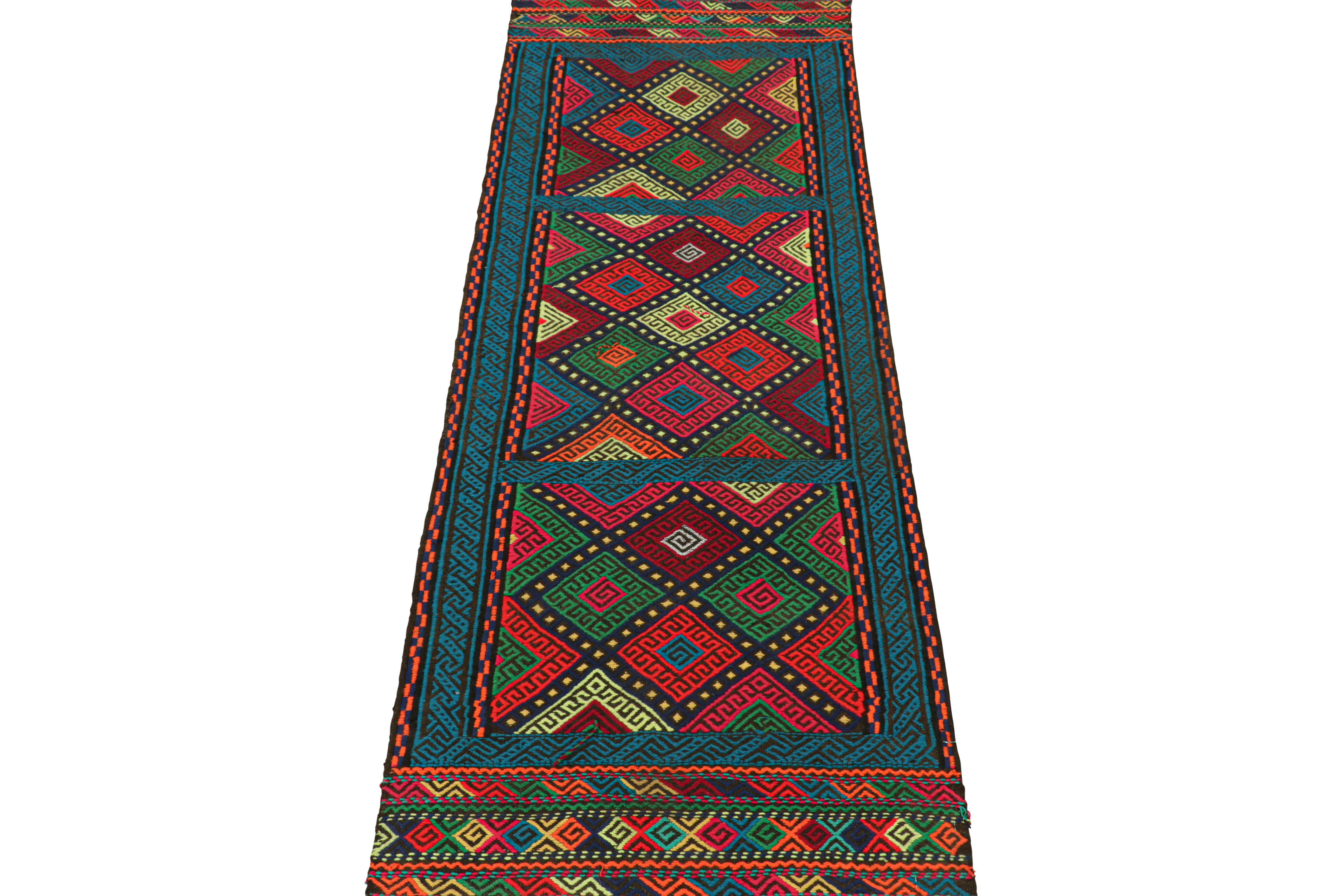 Tissé à la main Tapis de course contemporain en Kilim de Rug & Kilim avec médaillons géométriques polychromes en vente