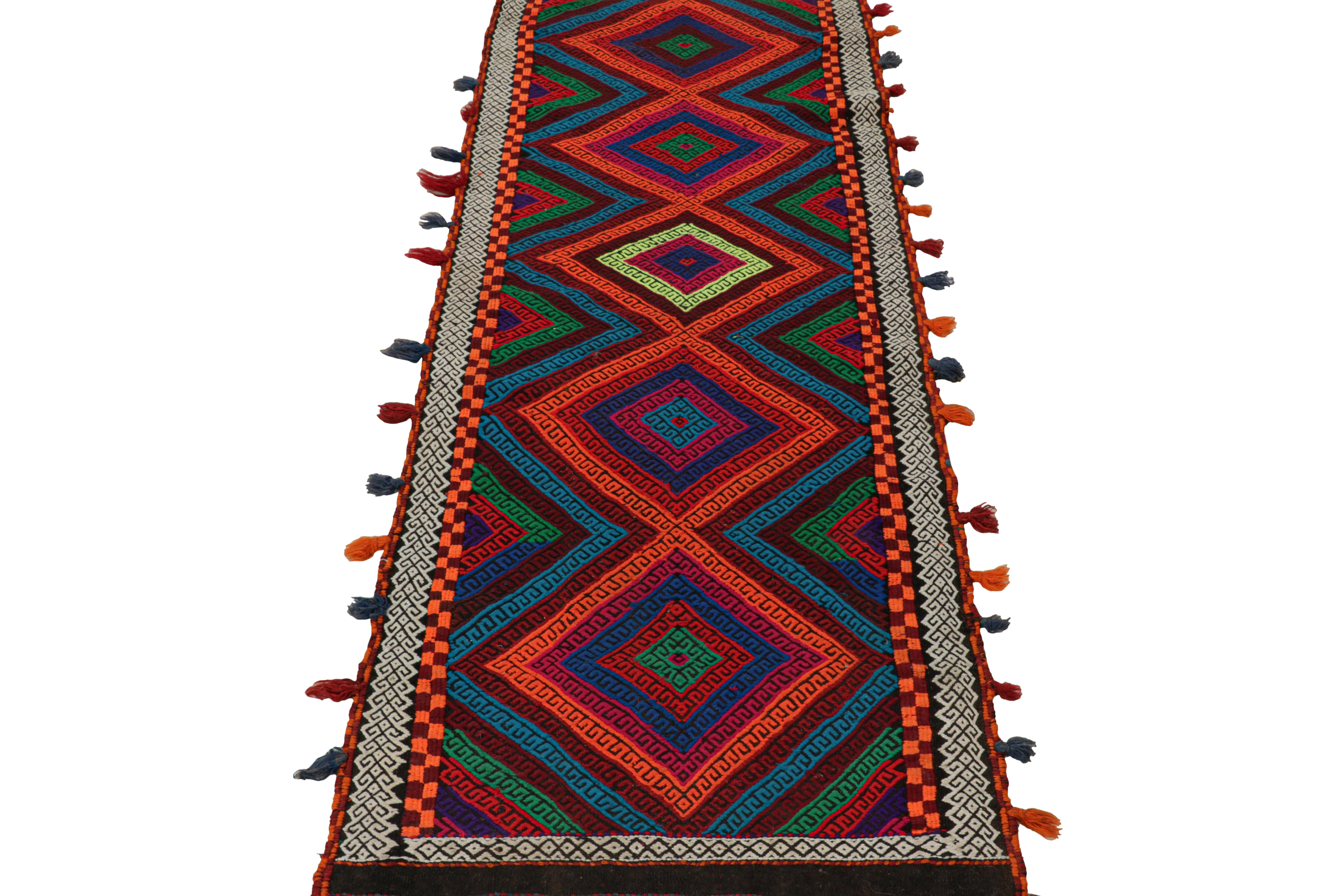 Traves de Mesa Contemporáneo de Rug & Kilim con Medallones Geométricos Policromáticos Tejido a mano en venta
