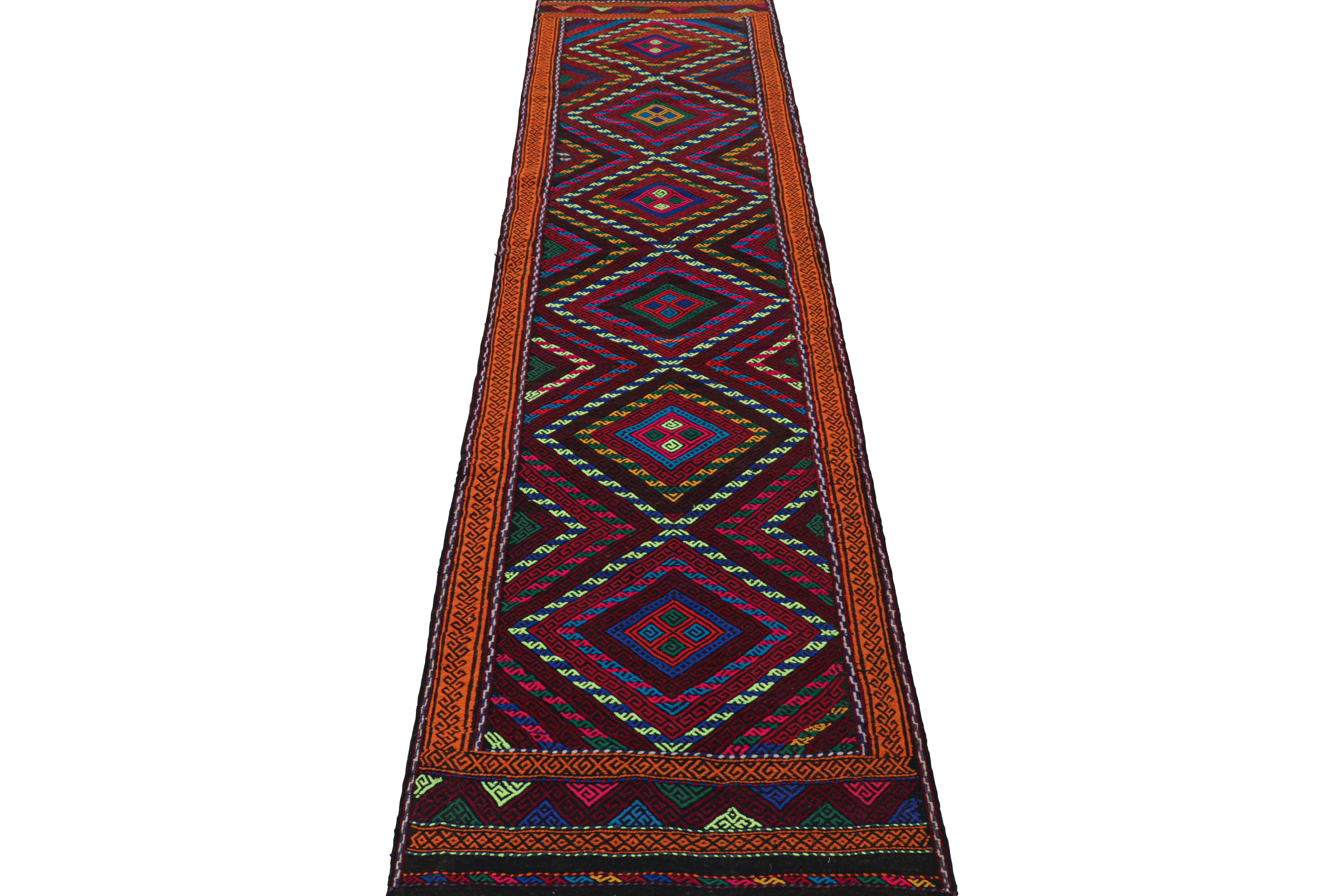 Tessuto a mano Rug & Kilim - Runner in kilim contemporaneo con medaglioni geometrici policromatici in vendita