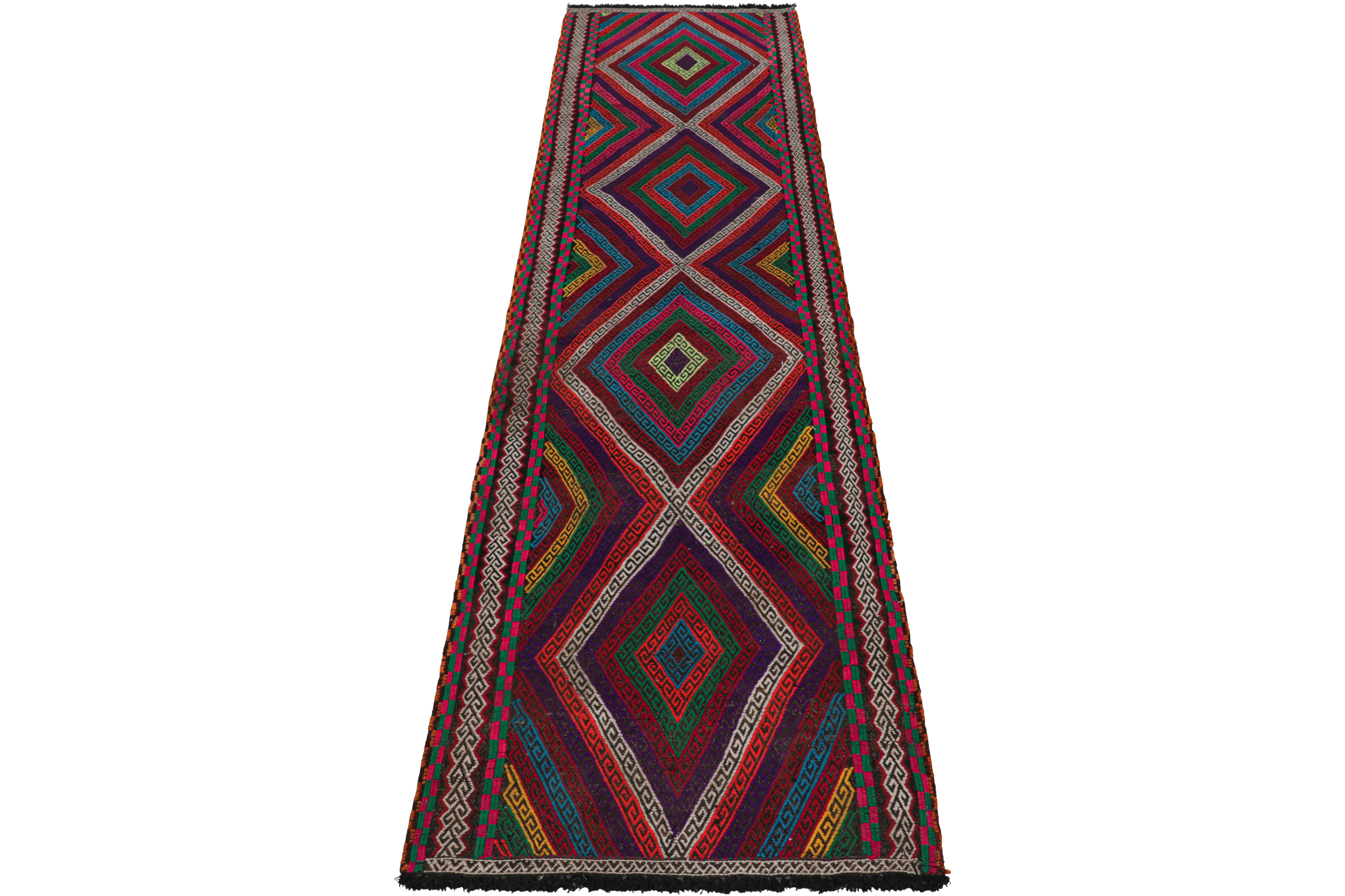 Tissé à la main Tapis de course contemporain en Kilim de Rug & Kilim avec médaillons géométriques polychromes en vente