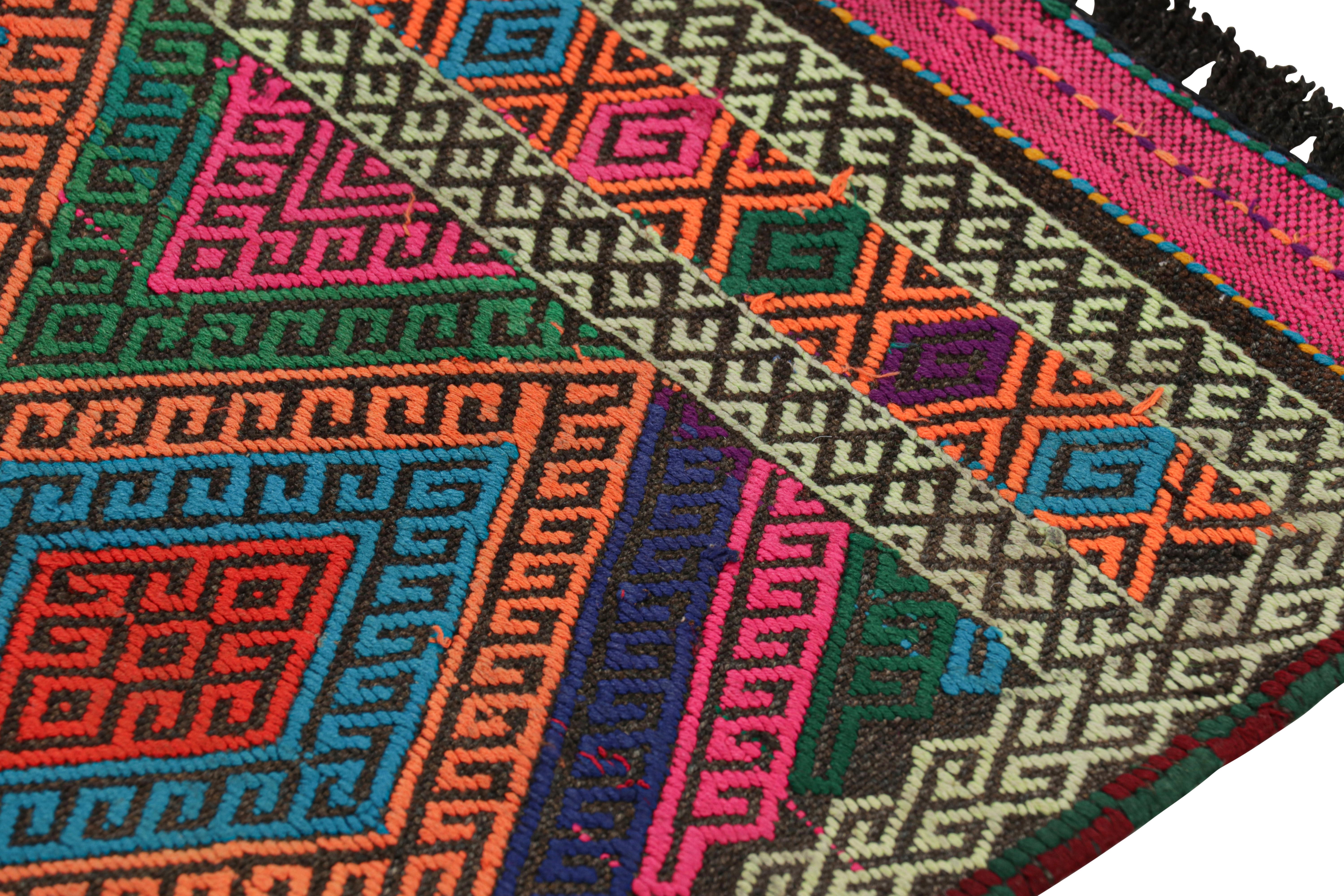 Traves de Mesa Contemporáneo de Rug & Kilim con Medallones Geométricos Policromáticos en Nuevo estado para la venta en Long Island City, NY