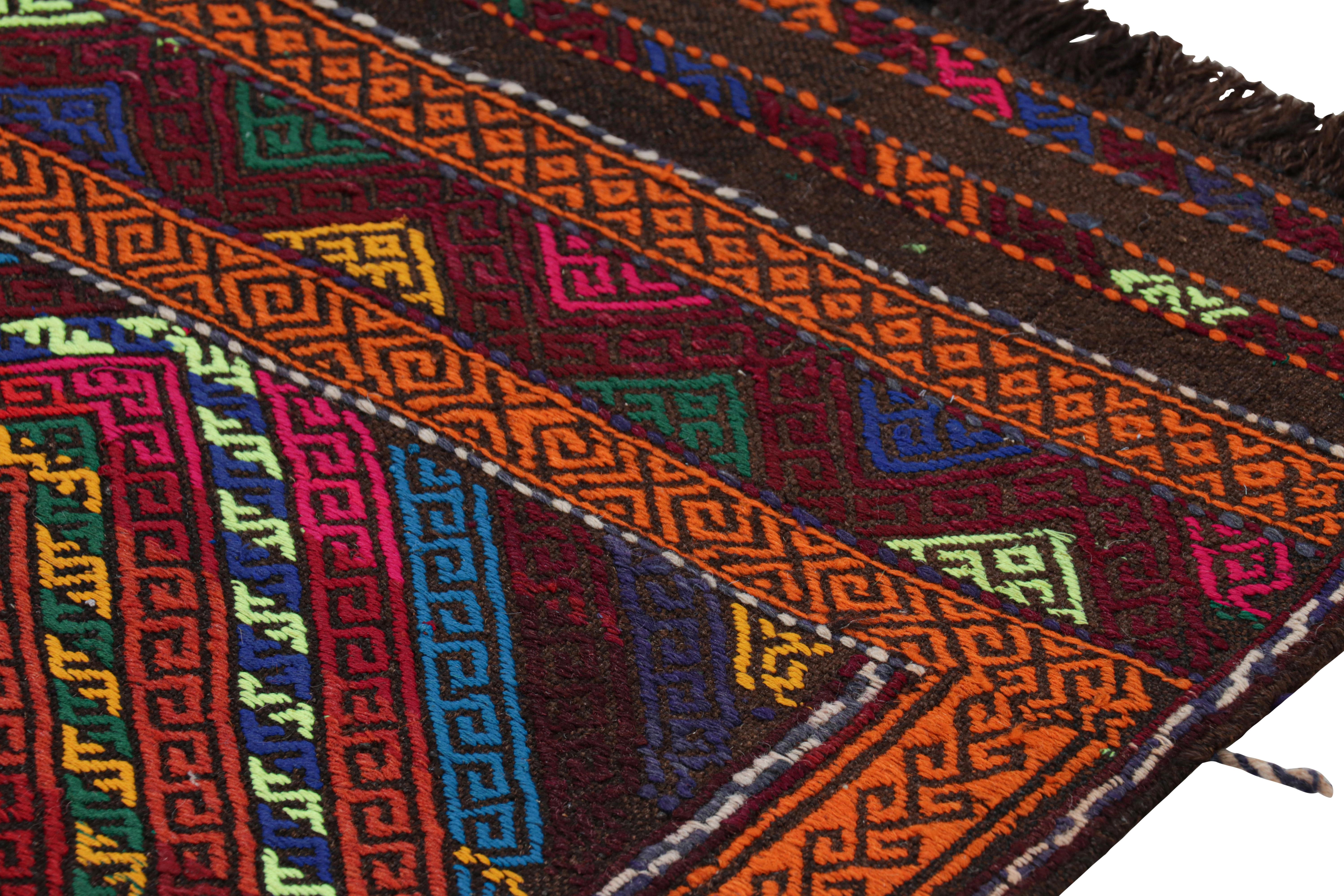 Traves de Mesa Contemporáneo de Rug & Kilim con Medallones Geométricos Policromáticos en Nuevo estado para la venta en Long Island City, NY