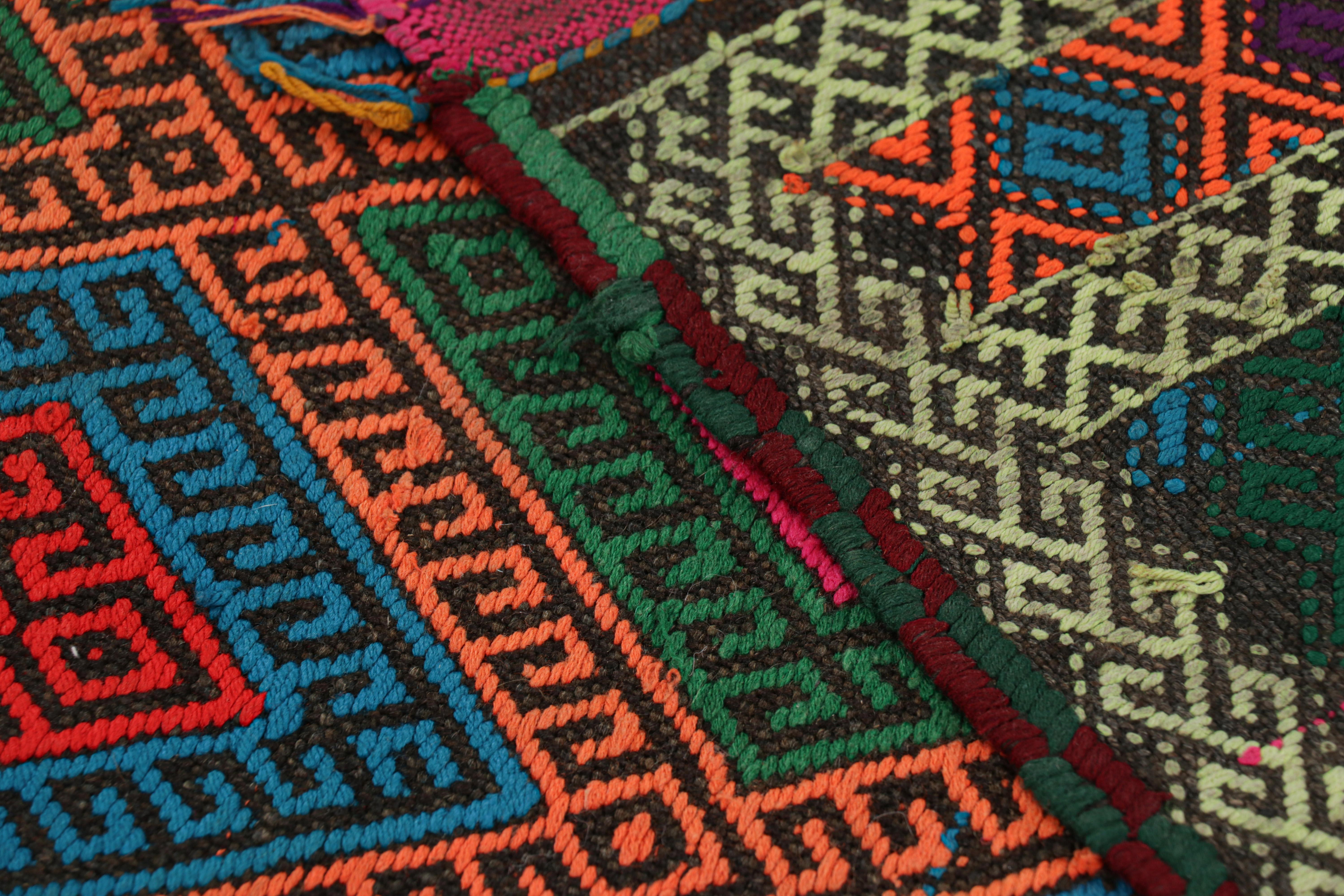 Traves de Mesa Contemporáneo de Rug & Kilim con Medallones Geométricos Policromáticos Siglo XXI y contemporáneo en venta