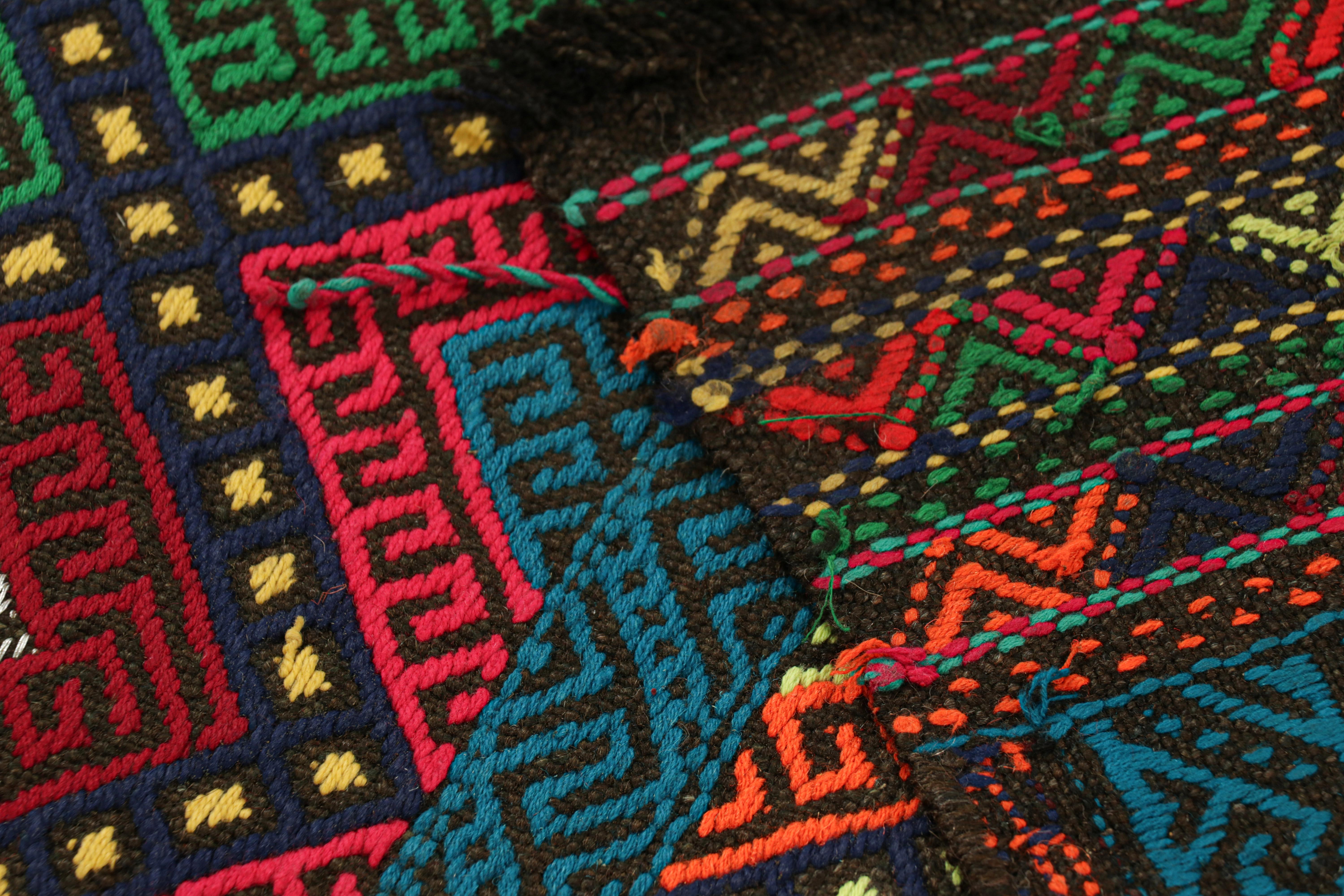 XXIe siècle et contemporain Tapis de course contemporain en Kilim de Rug & Kilim avec médaillons géométriques polychromes en vente