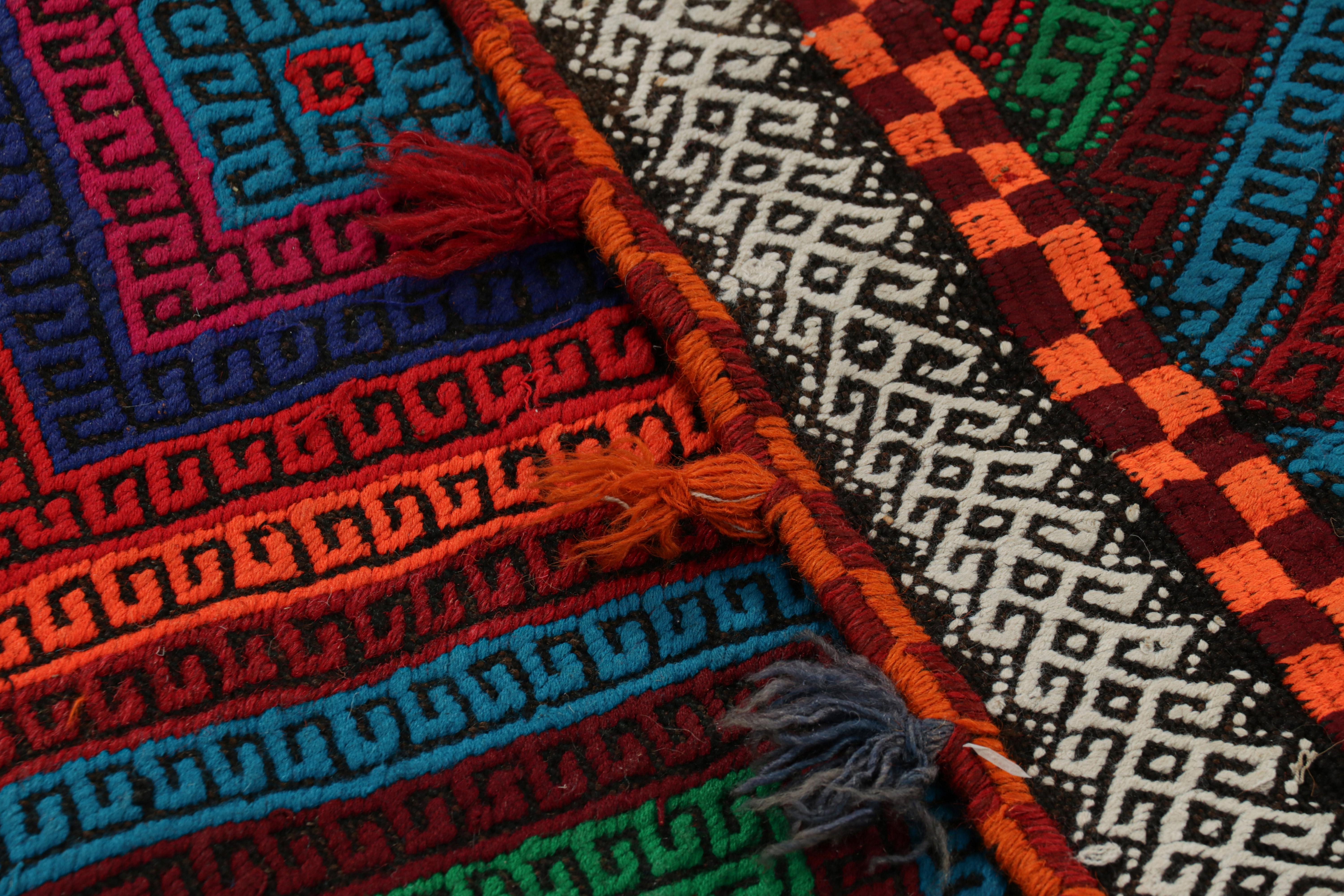 Traves de Mesa Contemporáneo de Rug & Kilim con Medallones Geométricos Policromáticos Siglo XXI y contemporáneo en venta