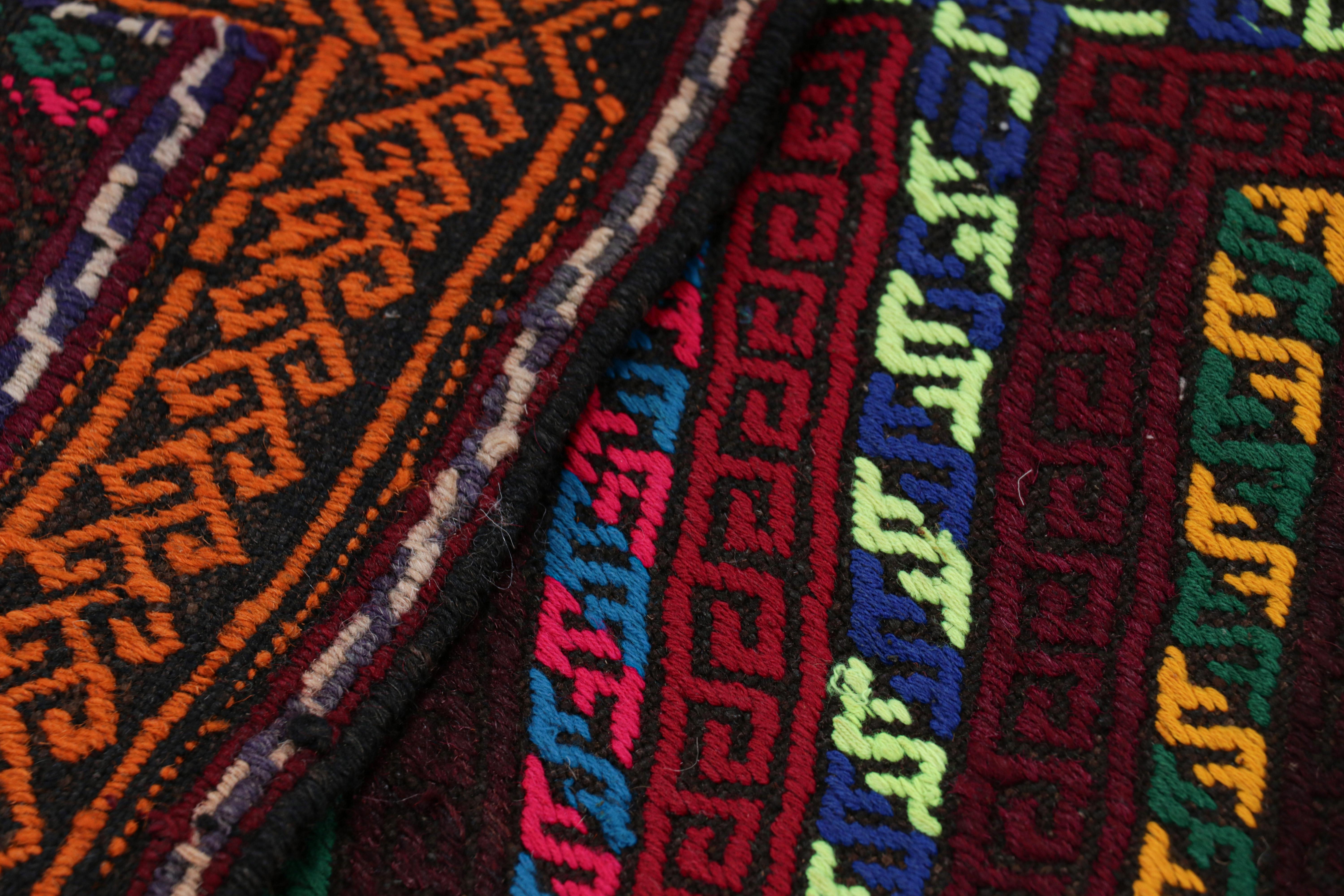 XXI secolo e contemporaneo Rug & Kilim - Runner in kilim contemporaneo con medaglioni geometrici policromatici in vendita