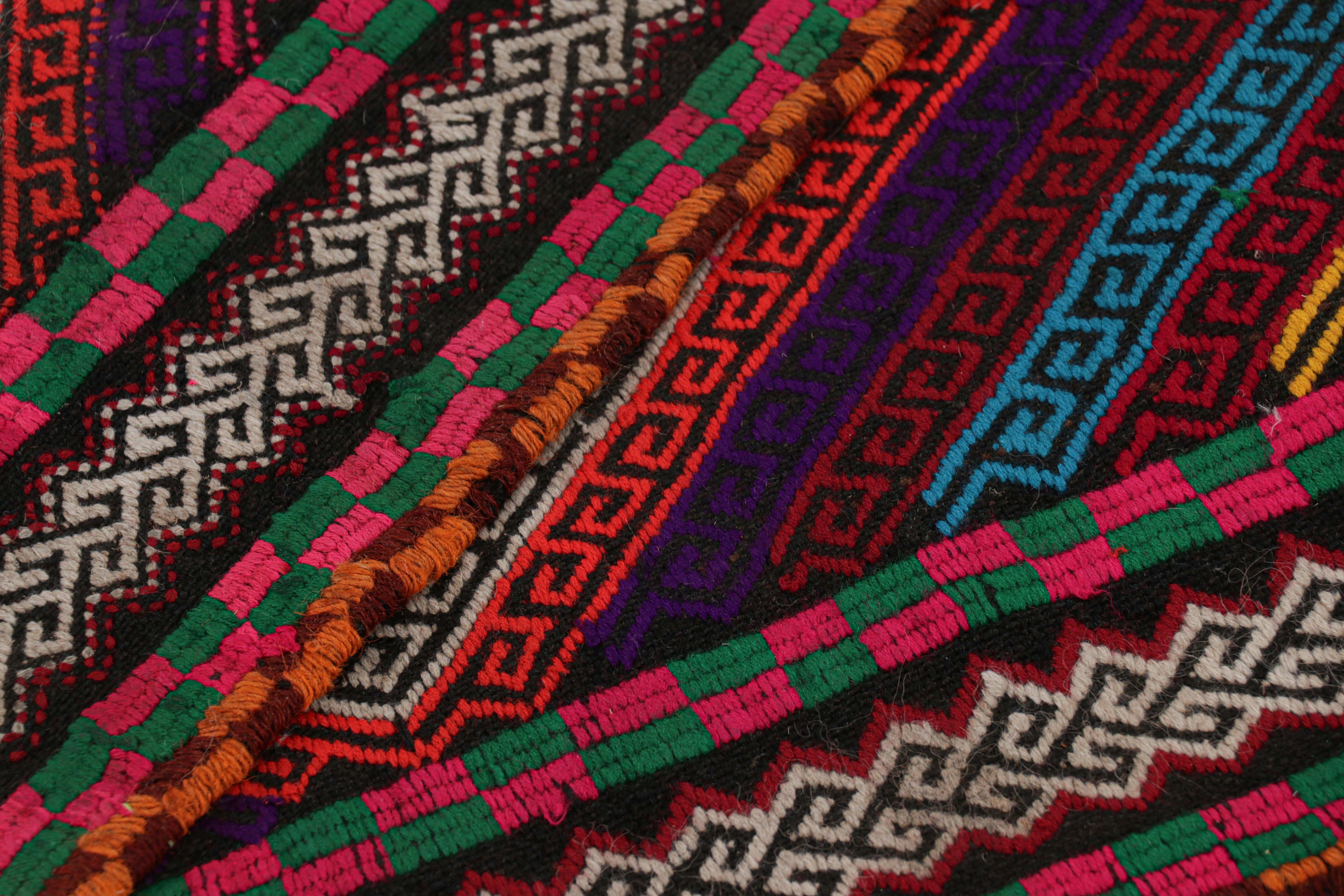 XXIe siècle et contemporain Tapis de course contemporain en Kilim de Rug & Kilim avec médaillons géométriques polychromes en vente