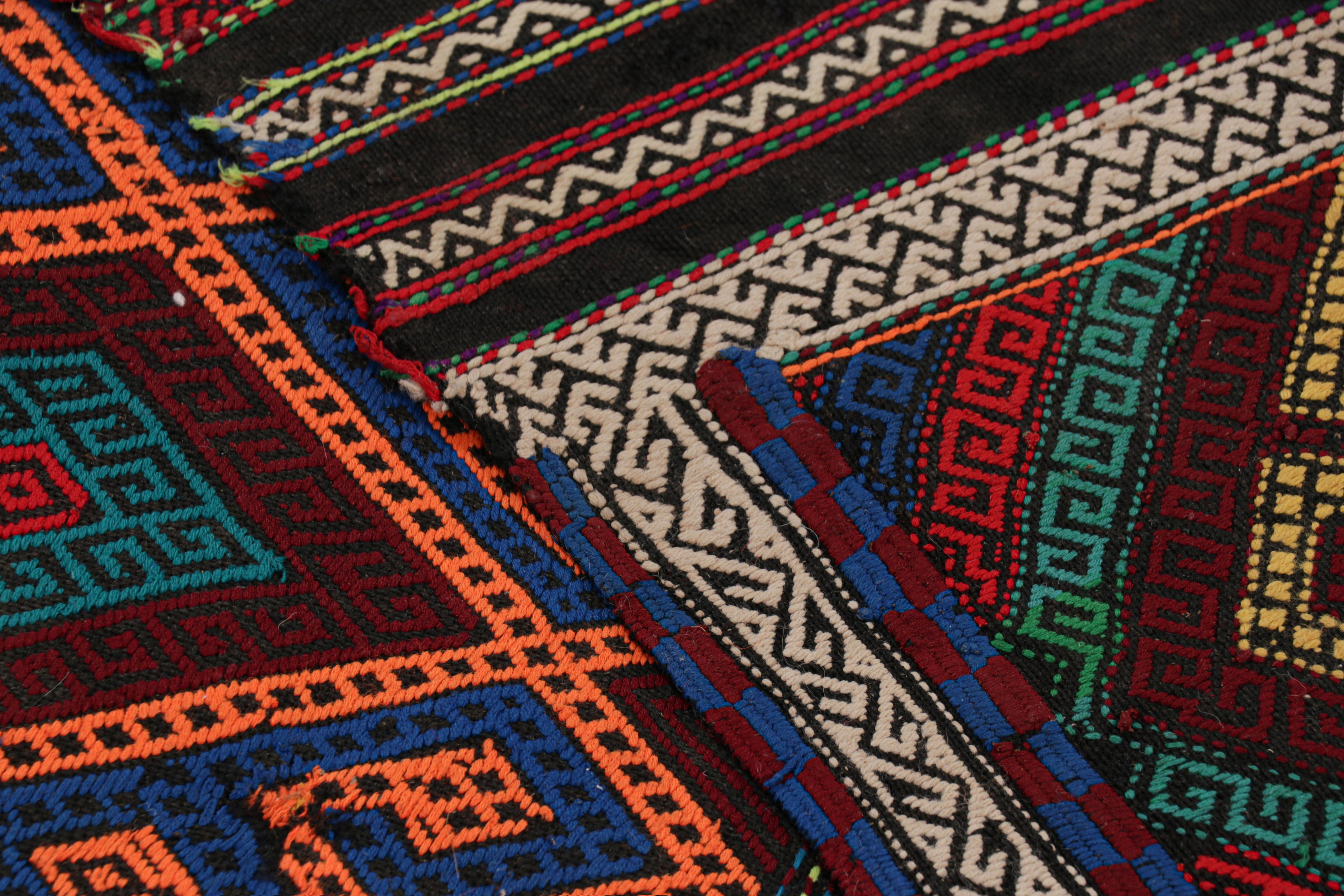 XXI secolo e contemporaneo Rug & Kilim - Runner in kilim contemporaneo con medaglioni geometrici policromatici in vendita