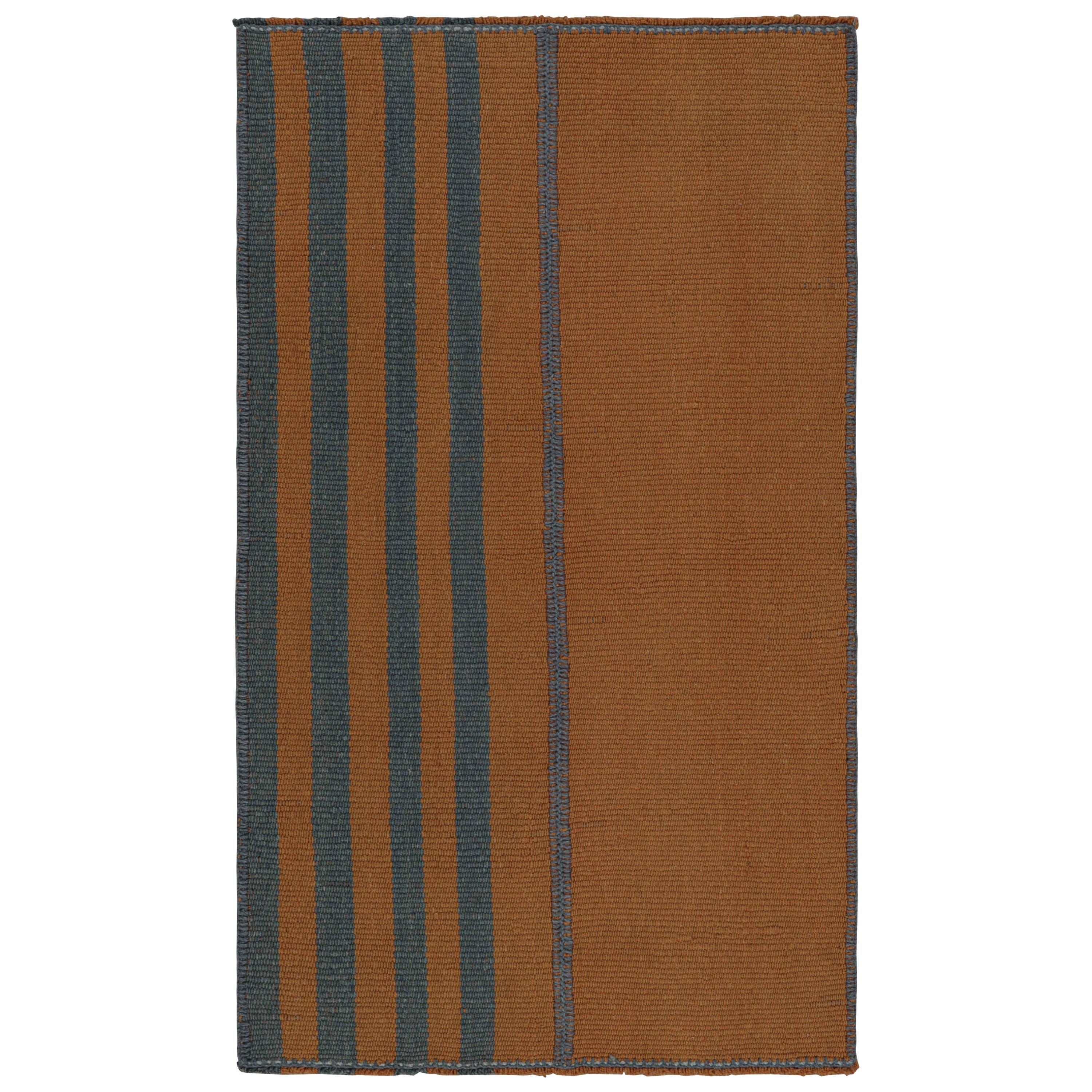 Rug & Kilim è un tappeto Kilim contemporaneo a strisce blu e arancioni.
