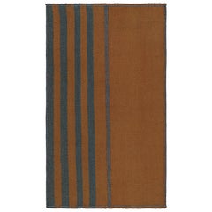 Rug & Kilim è un tappeto Kilim contemporaneo a strisce blu e arancioni.