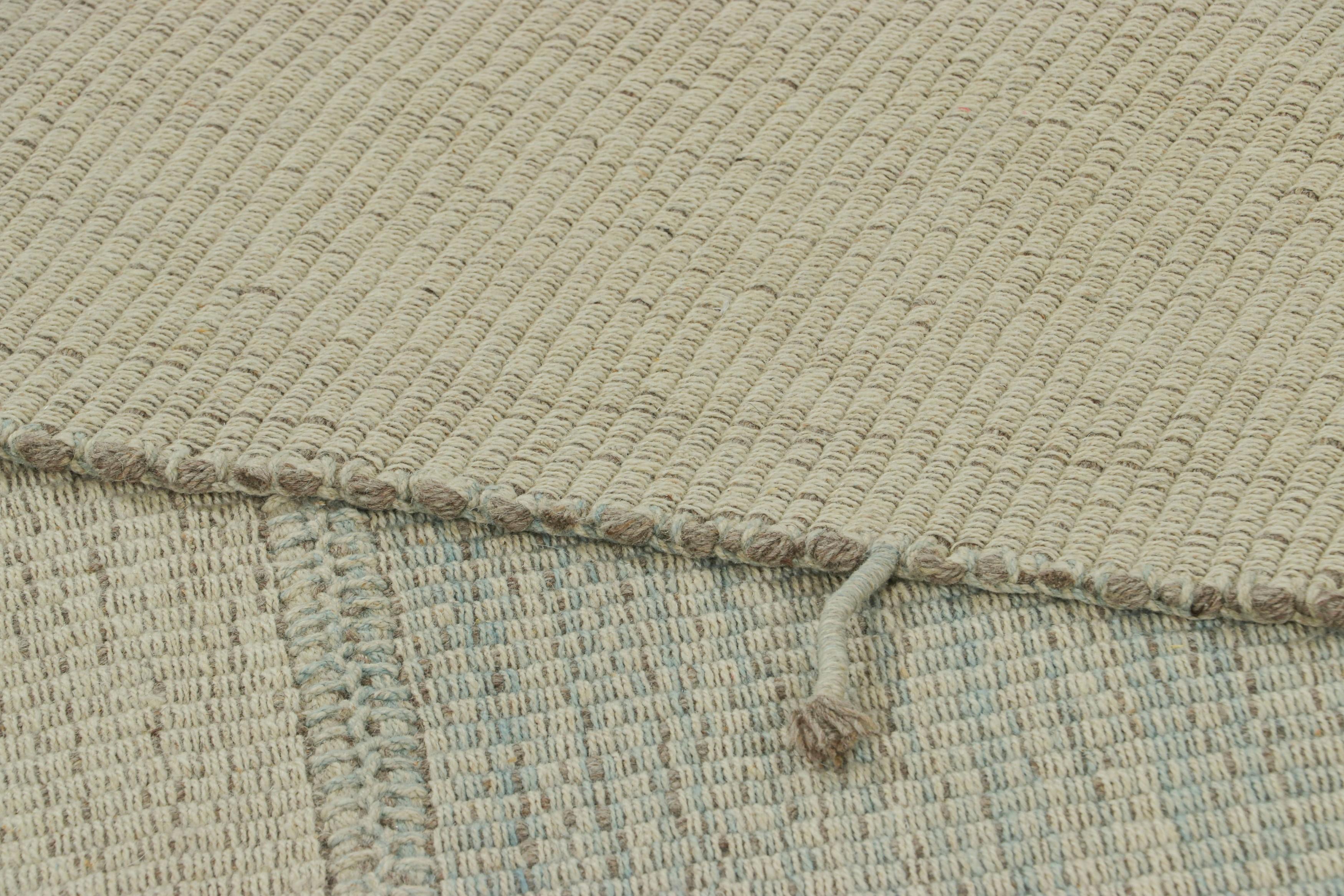 Kilim contemporáneo de Rug & Kilim, rayas texturadas en azul y crema, detalles en beige Lana en venta