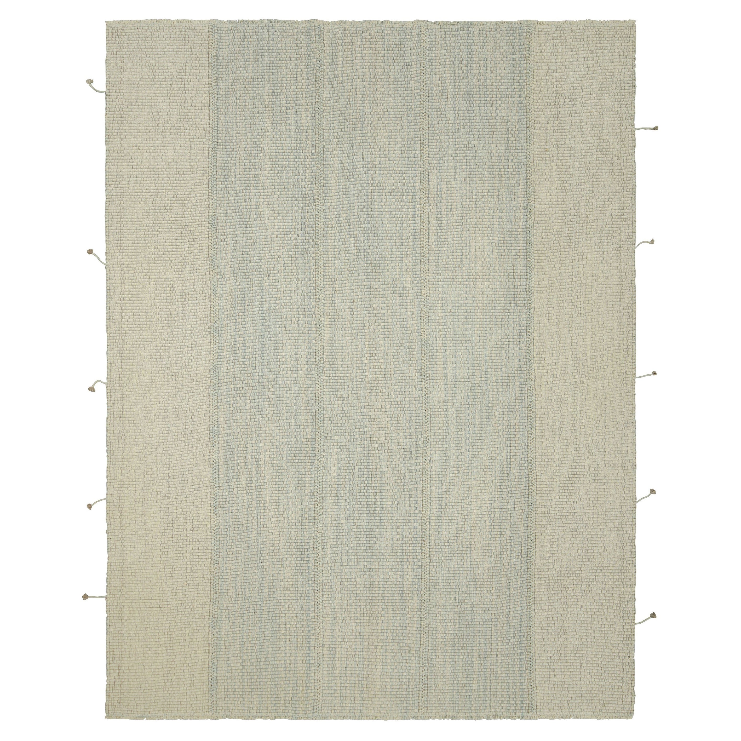 Rug
Kilim è un kilim contemporaneo a strisce blu e crema, con accenti beige.