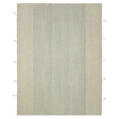Rug
Kilim è un kilim contemporaneo a strisce blu e crema, con accenti beige.