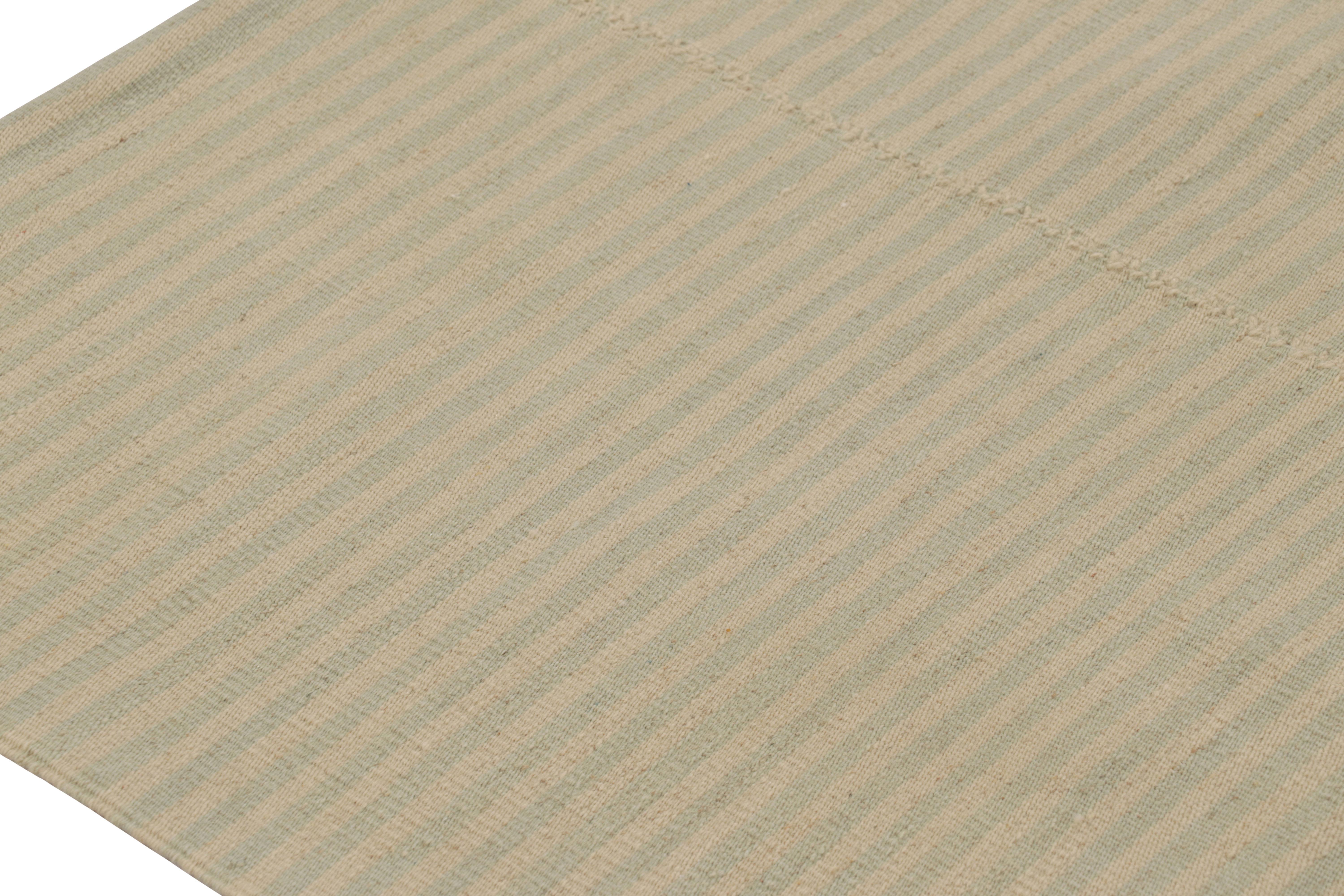 Afghano Rug & Kilim è un kilim contemporaneo a strisce color crema, bianco e azzurro. in vendita