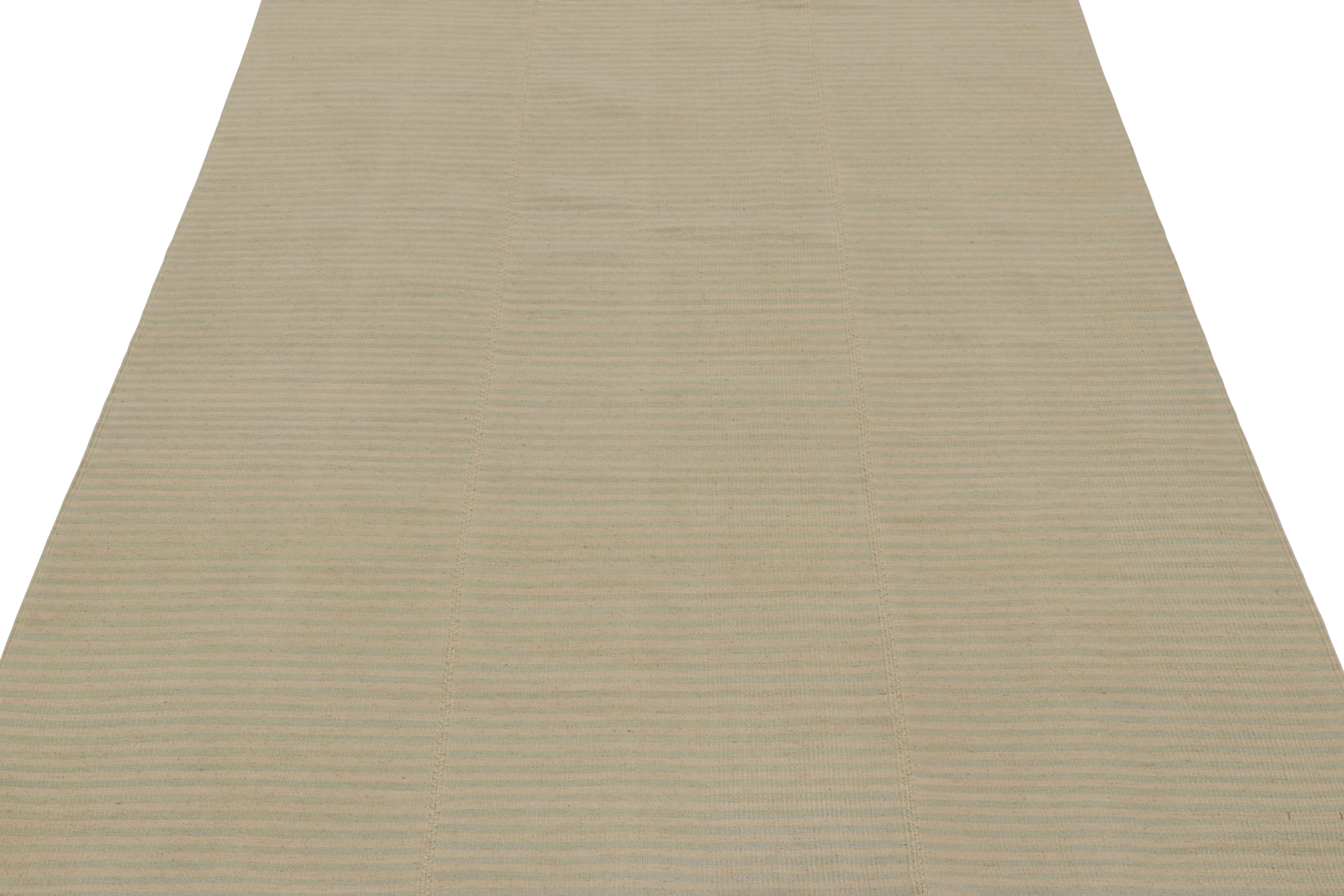 Tessuto a mano Rug & Kilim è un kilim contemporaneo a strisce color crema, bianco e azzurro. in vendita