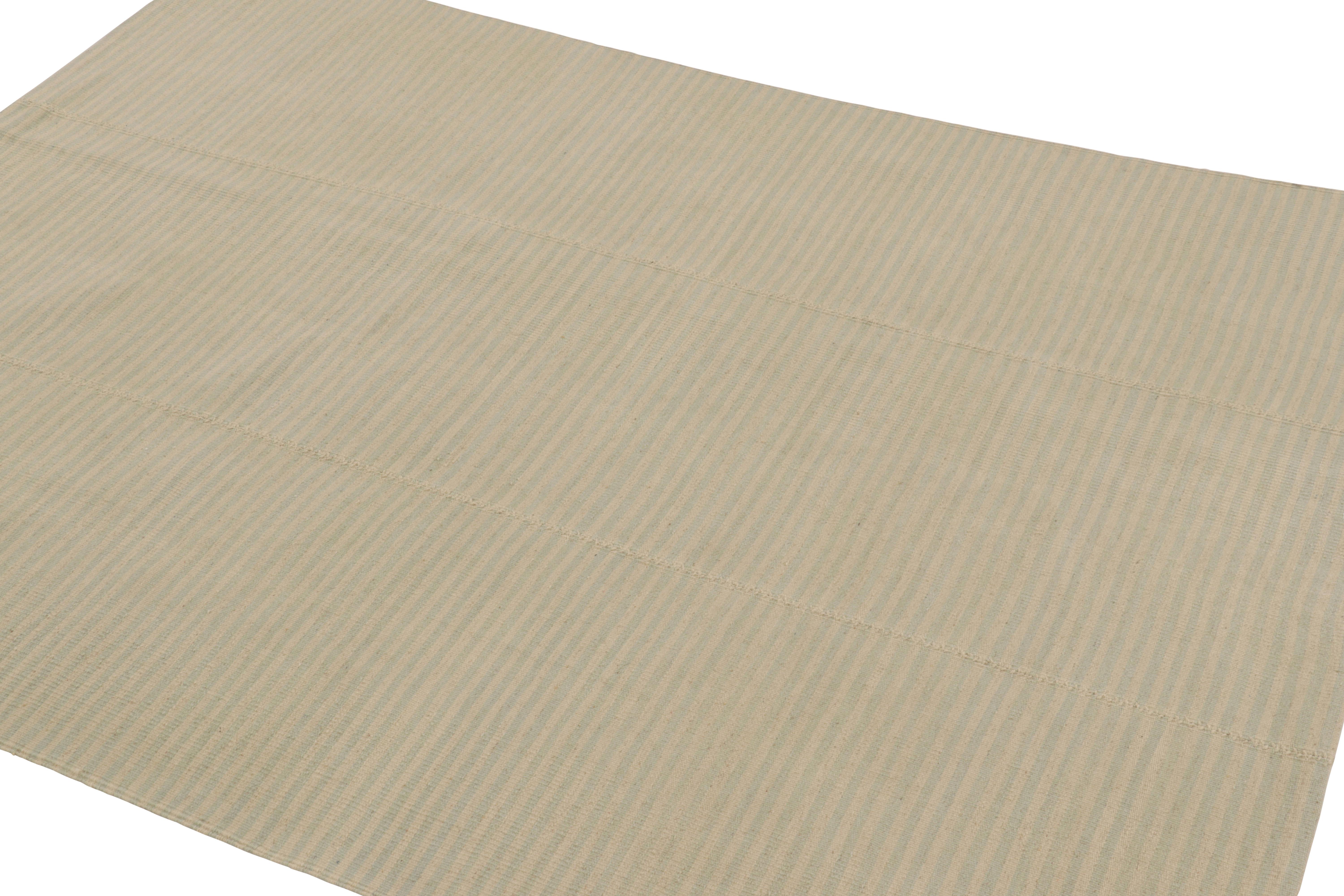 Rug & Kilim's Zeitgenössischer Kelim, strukturierte cremeweiße und hellblaue Streifen im Zustand „Neu“ im Angebot in Long Island City, NY
