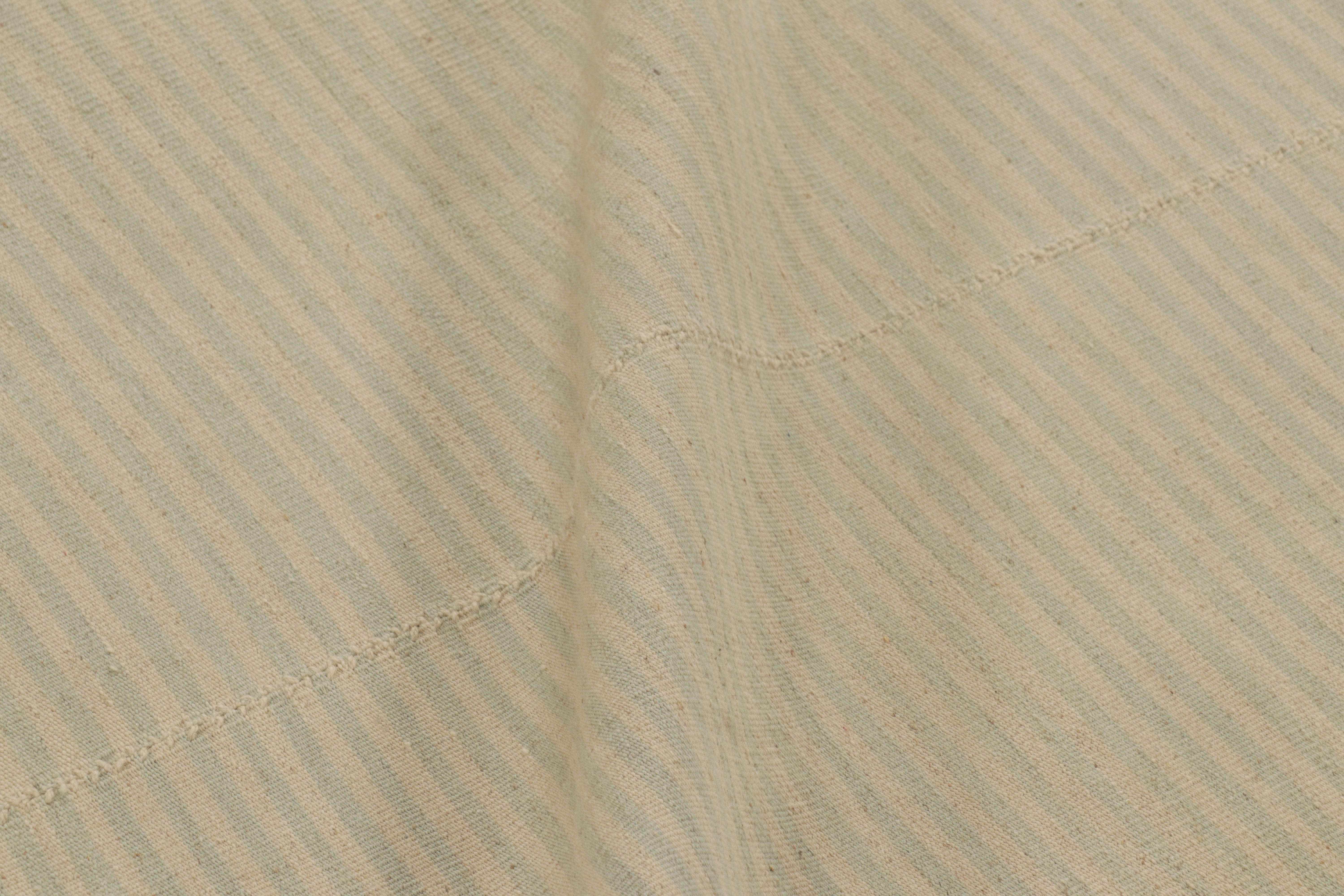 XXI secolo e contemporaneo Rug & Kilim è un kilim contemporaneo a strisce color crema, bianco e azzurro. in vendita