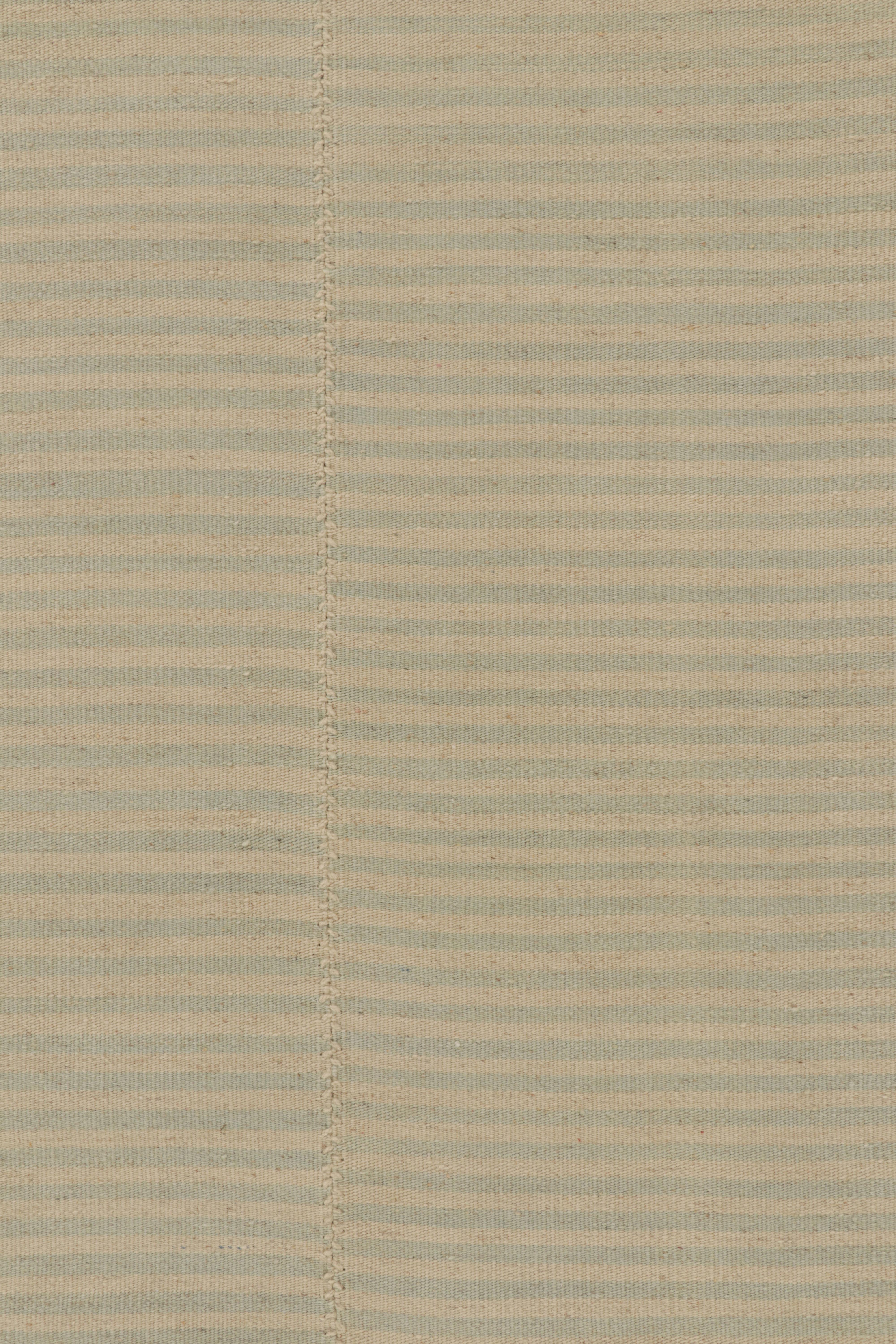 Lana Rug & Kilim è un kilim contemporaneo a strisce color crema, bianco e azzurro. in vendita