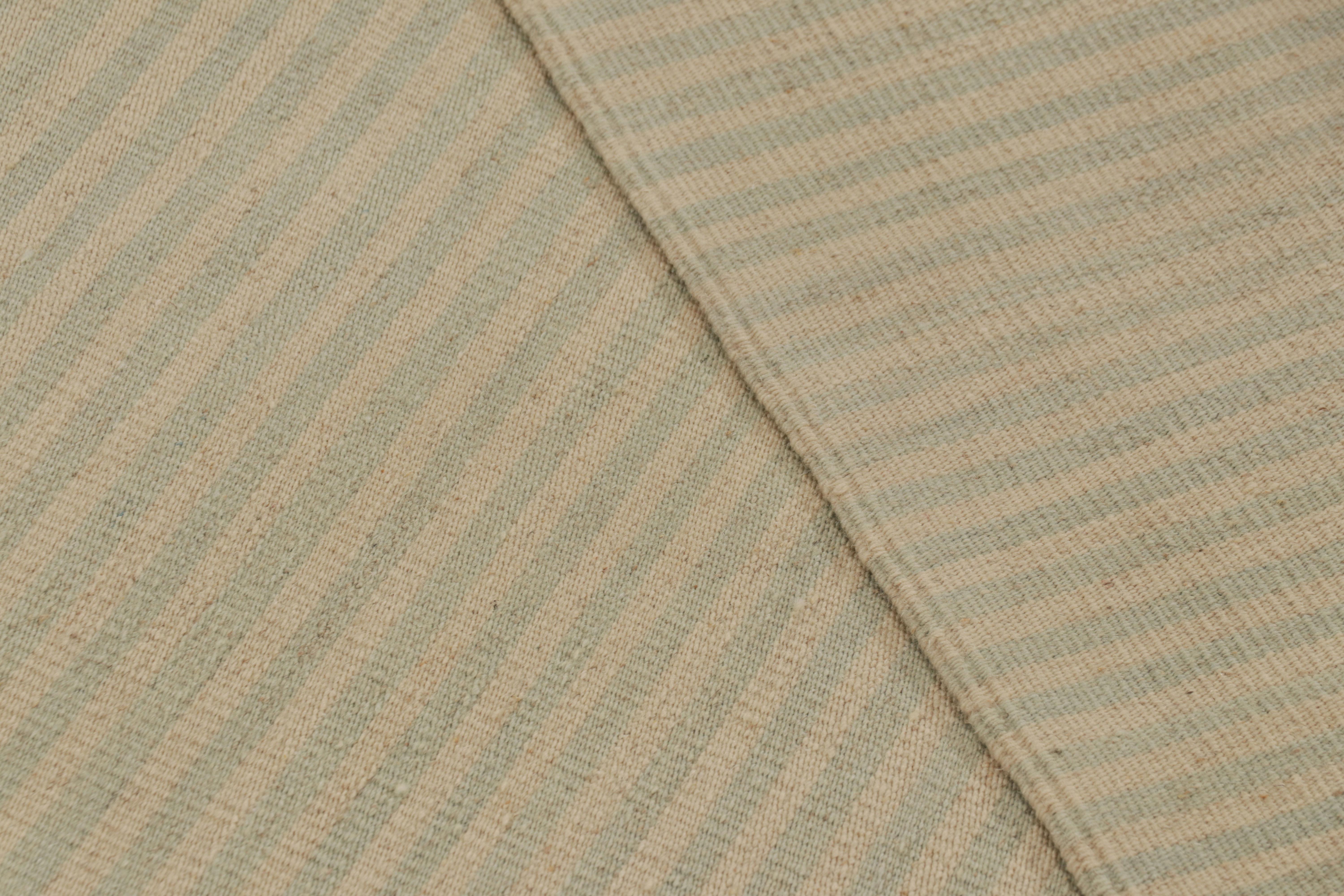 Rug & Kilim's Zeitgenössischer Kelim, strukturierte cremeweiße und hellblaue Streifen im Angebot 1
