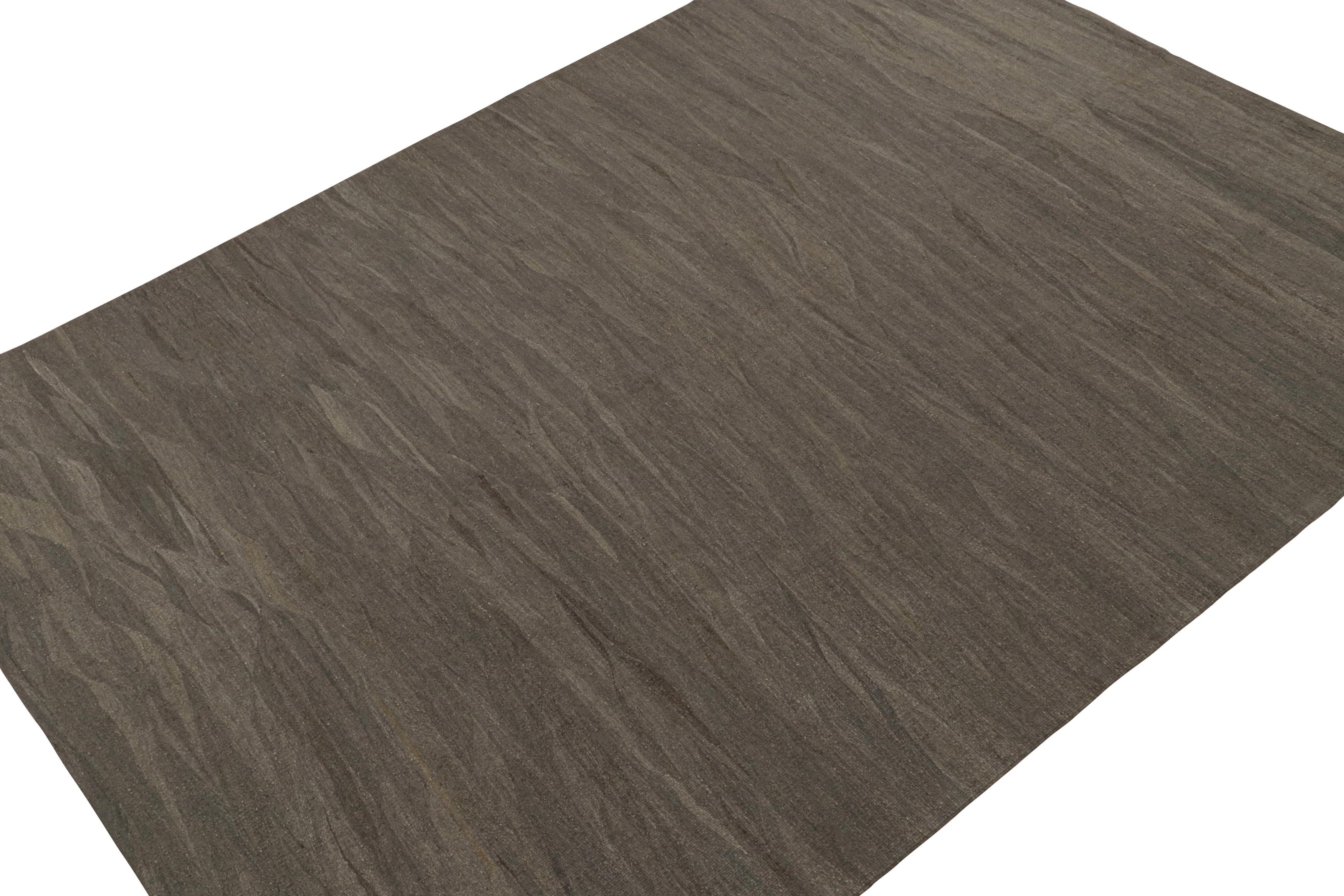 Realizzato con lana intrecciata a mano, questo kilim 9x12 fa parte di una nuova collezione speciale di trame piatte semplici, quasi monocromatiche, dai colori della terra e dallo stile elegante; una nuova ed entusiasmante curatela di Rug & Kilim.