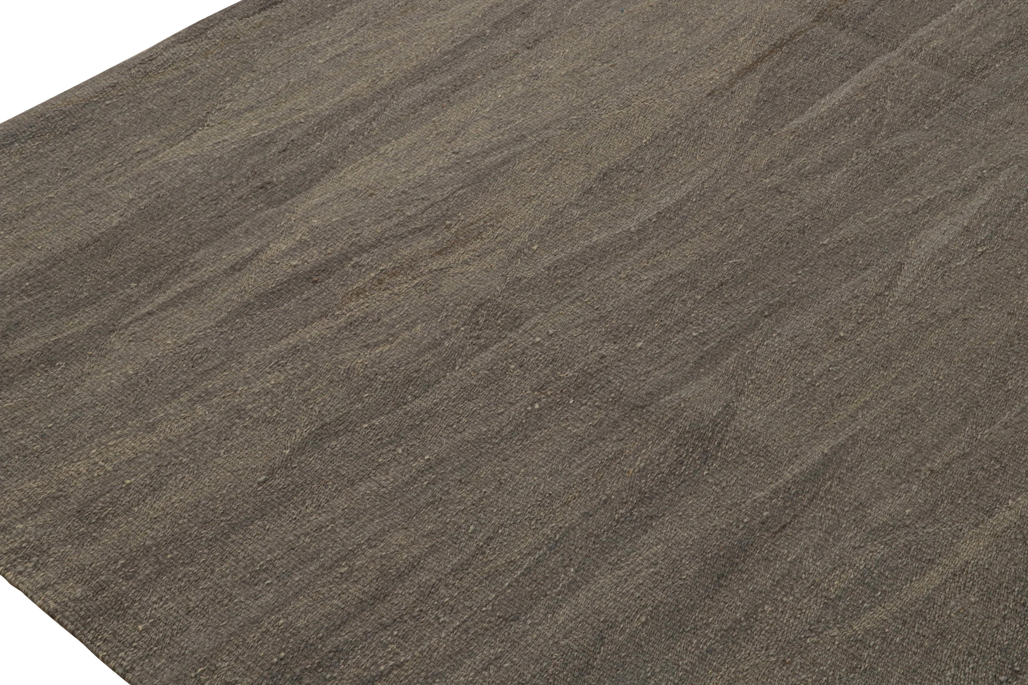 Tessuto a mano Rug & Kilim è un tappeto contemporaneo in kilim, dai toni beige-marrone e taupe. in vendita