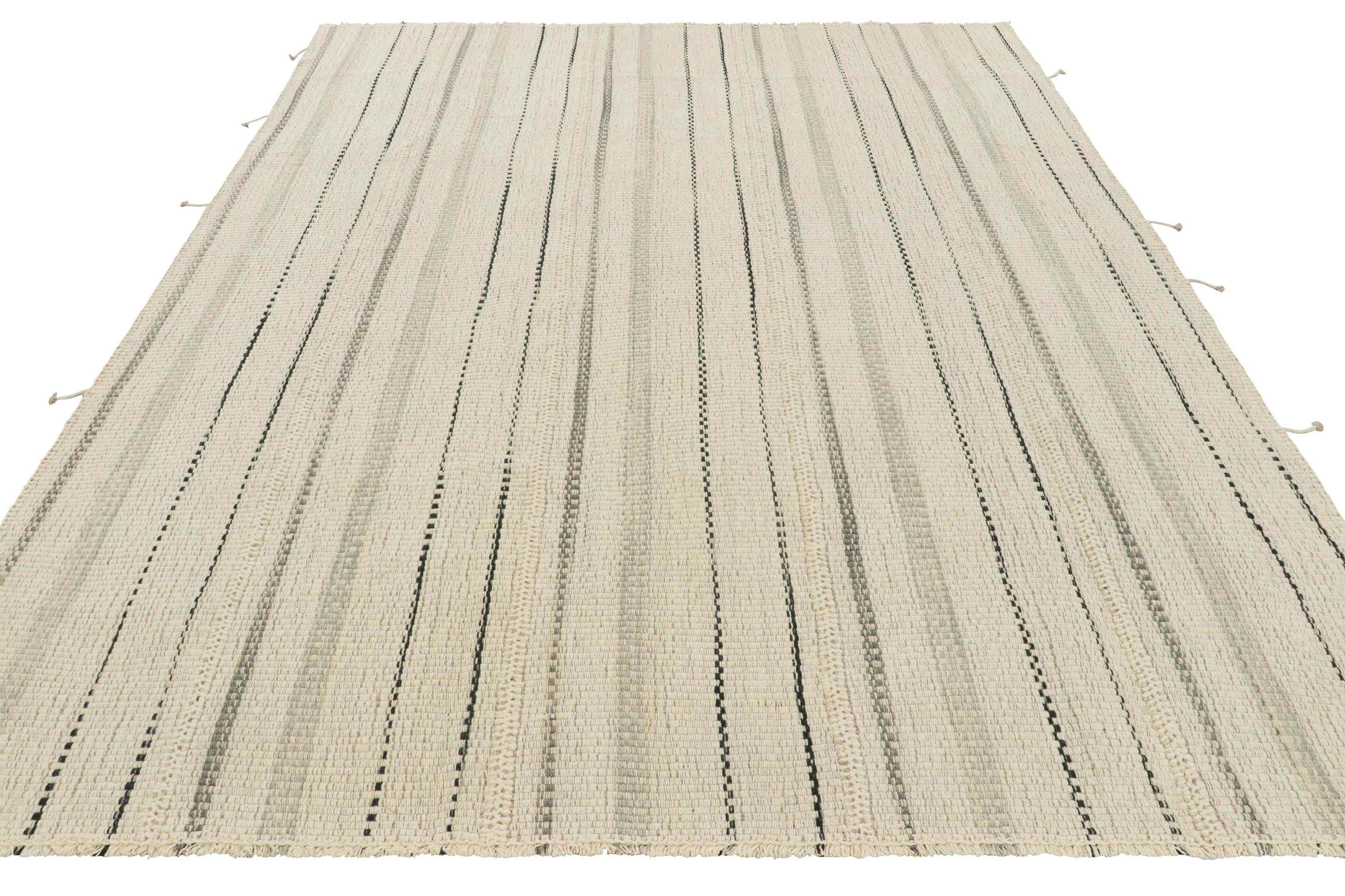 Rug & Kilim's Contemporary Kilim, Weiß mit schwarzen und grauen Strukturstreifen (Handgewebt) im Angebot