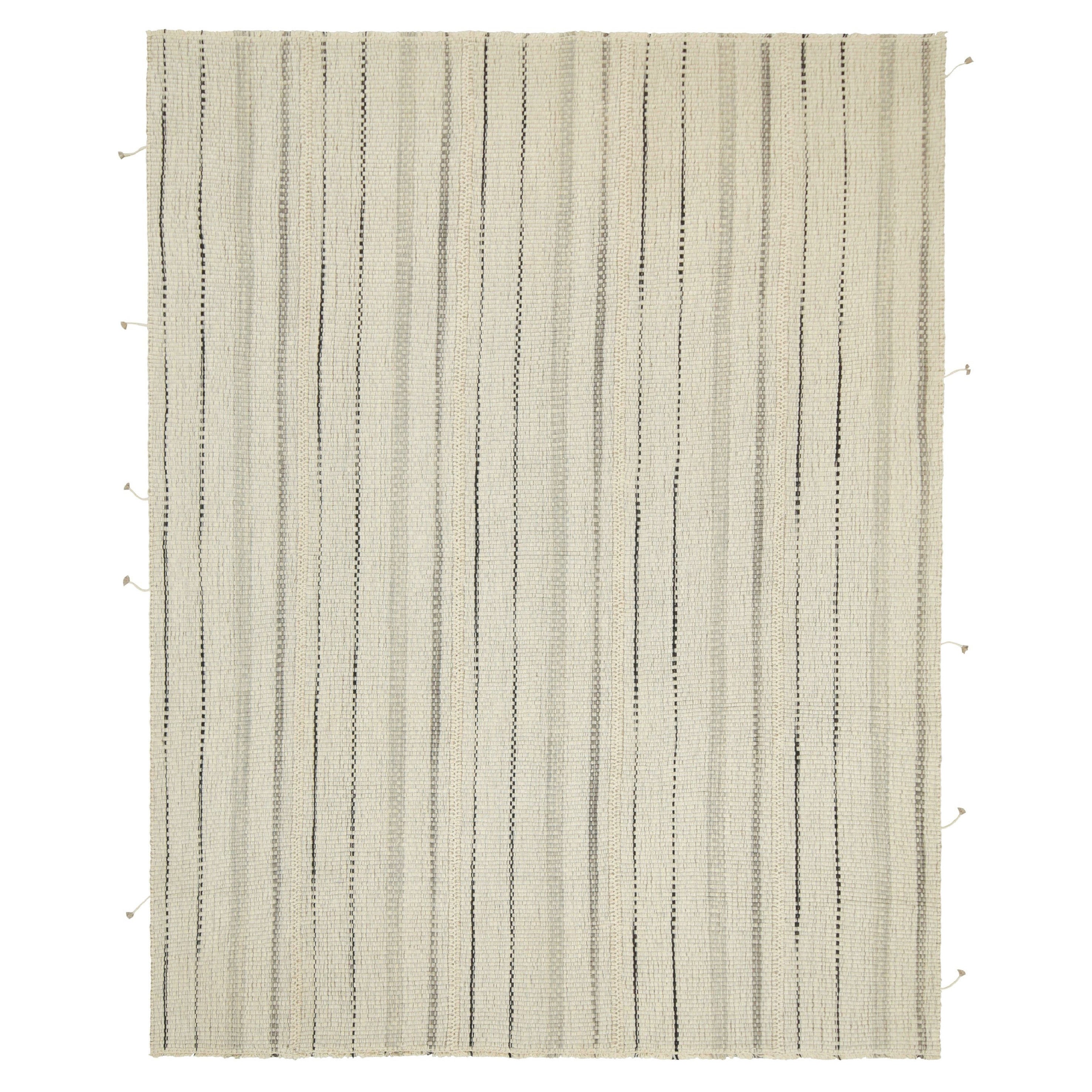 Rug
Kilim è un kilim contemporaneo, bianco con strisce nere e grigie.