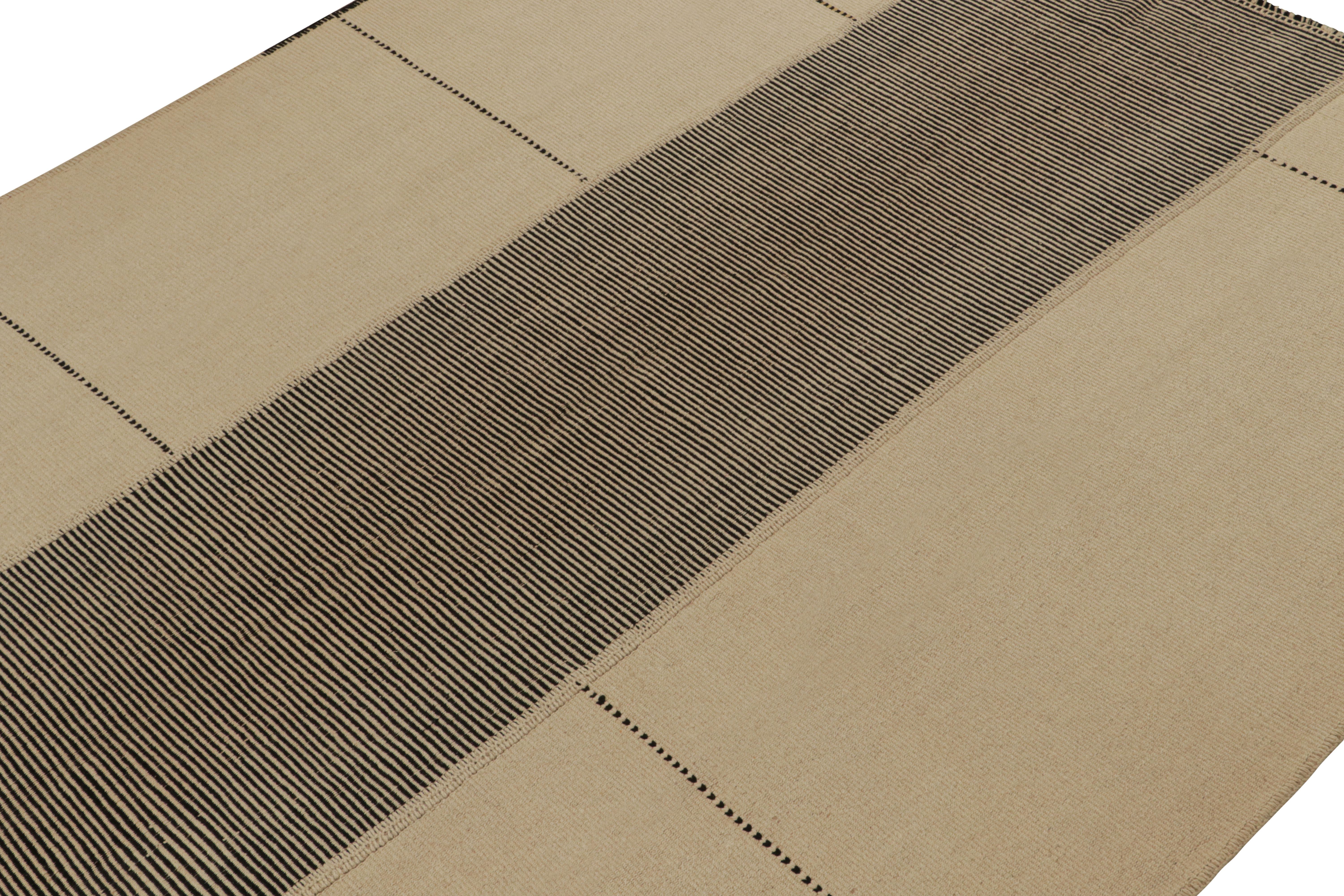 Annodato a mano Rug & Kilim: Kilim contemporaneo con strisce testuali beige e nere in vendita
