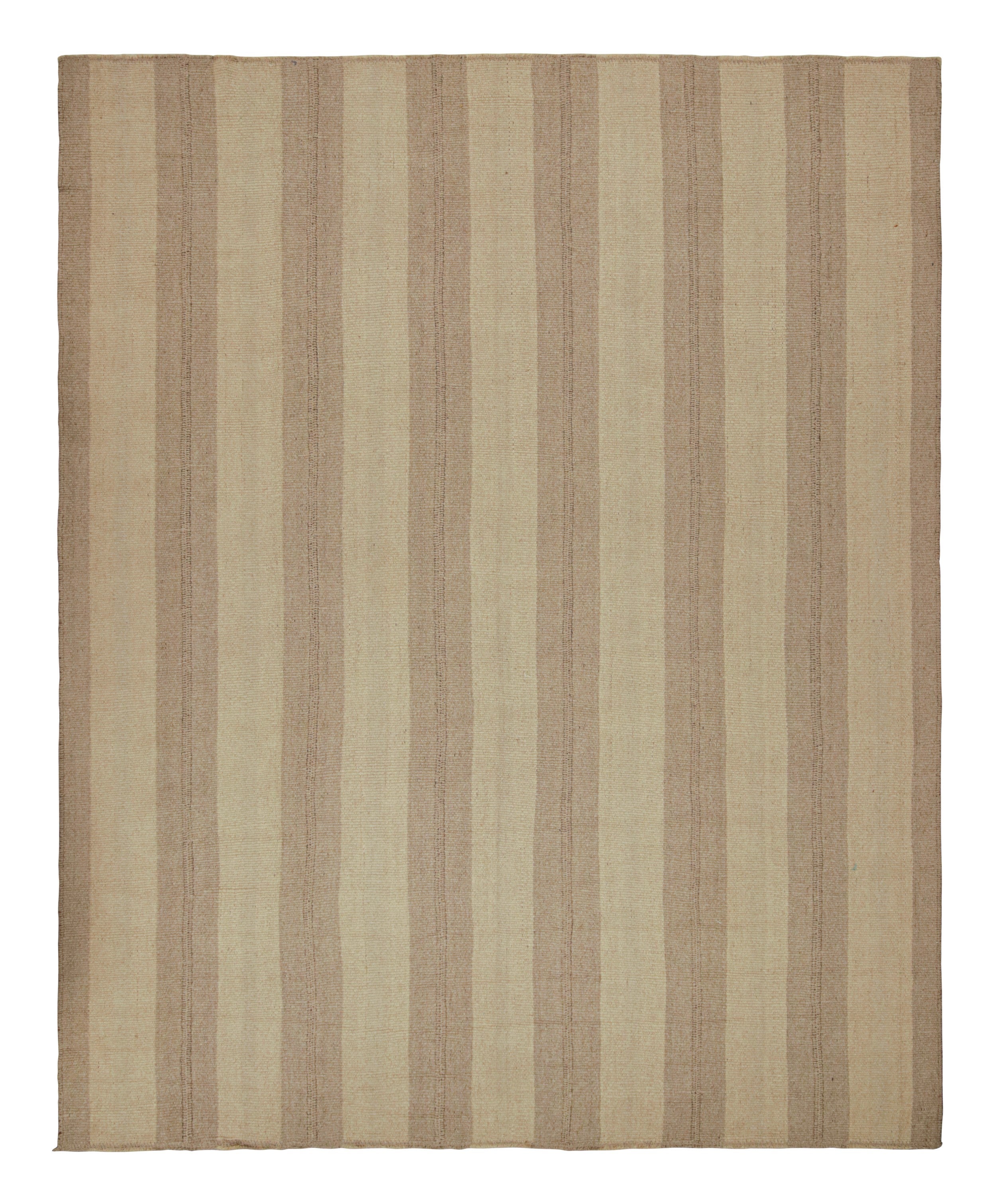 Handgewebter 12x15-Kilim aus Wolle mit beigen und taupefarbenen Streifen und braunen Akzenten aus der neuen, kühnen Linie zeitgenössischer Flachgewebe Rez Kilim