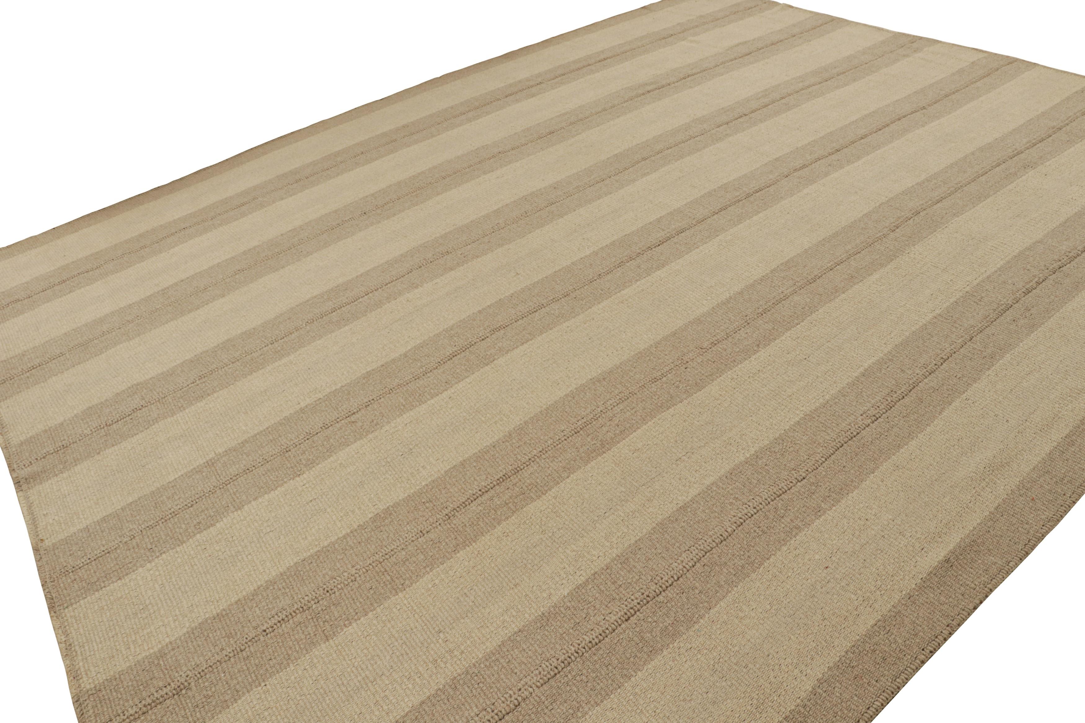 Moderno Rug & Kilim è un kilim contemporaneo con strisce beige e taupe e accenti marroni. in vendita