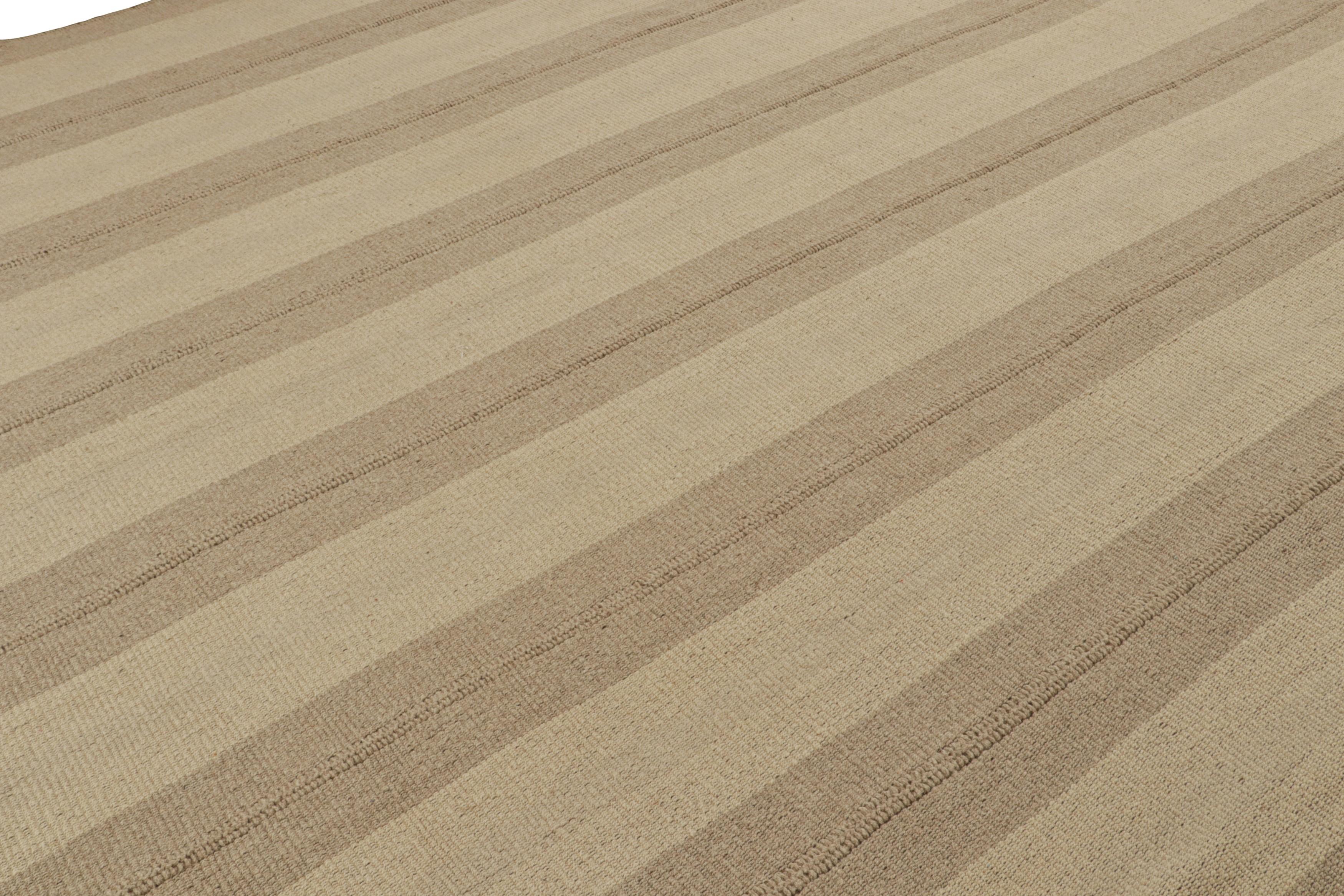 Tessuto a mano Rug & Kilim è un kilim contemporaneo con strisce beige e taupe e accenti marroni. in vendita