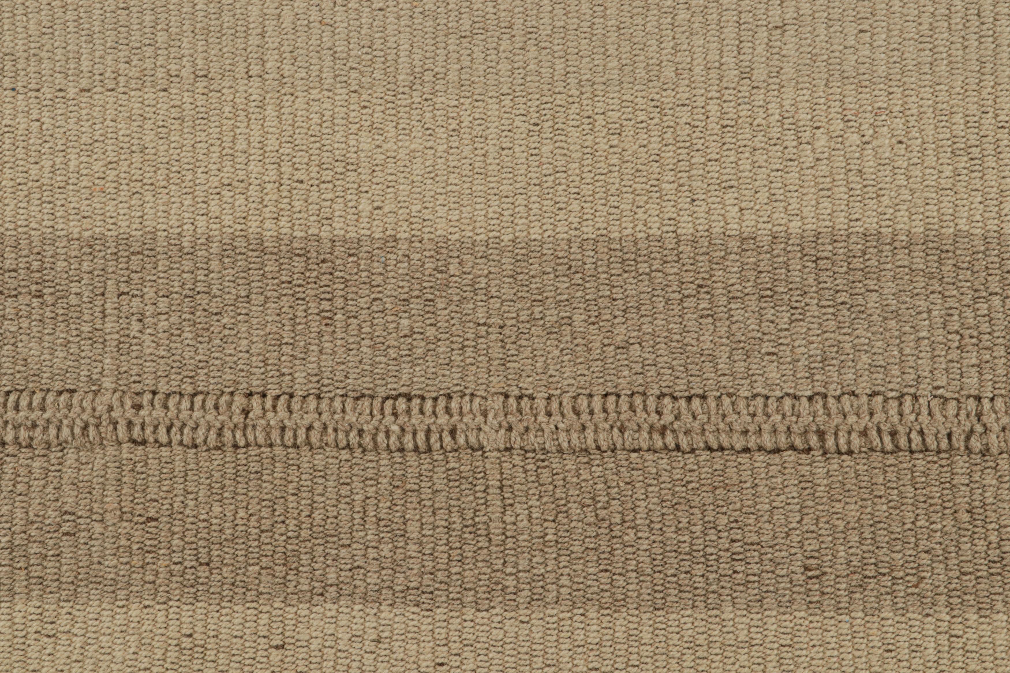 XXI secolo e contemporaneo Rug & Kilim è un kilim contemporaneo con strisce beige e taupe e accenti marroni. in vendita